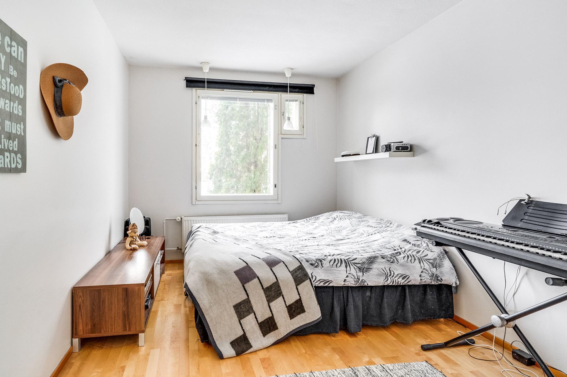 Alakerran iso makuuhuone 4