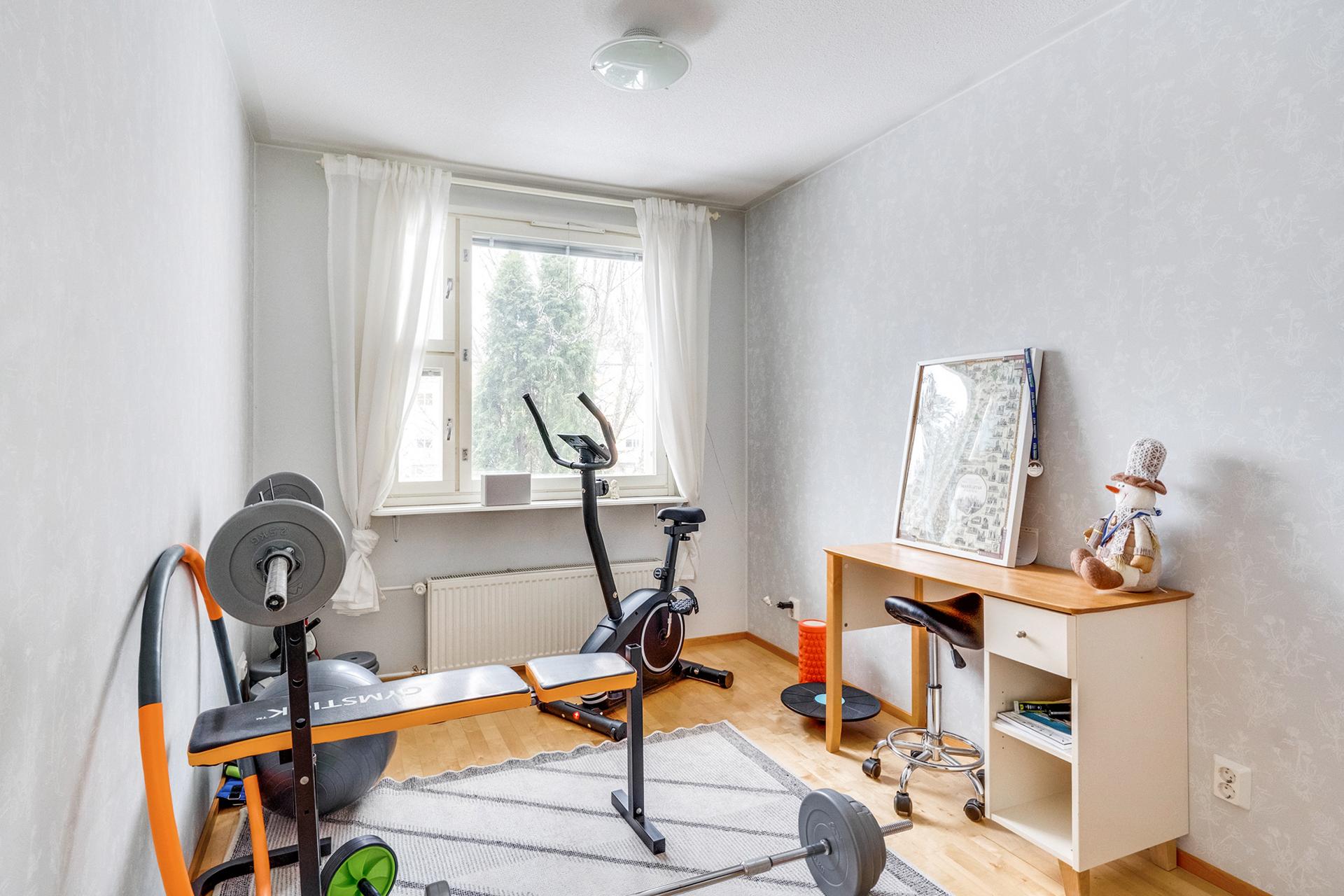 Yläkerran makuuhuone 2