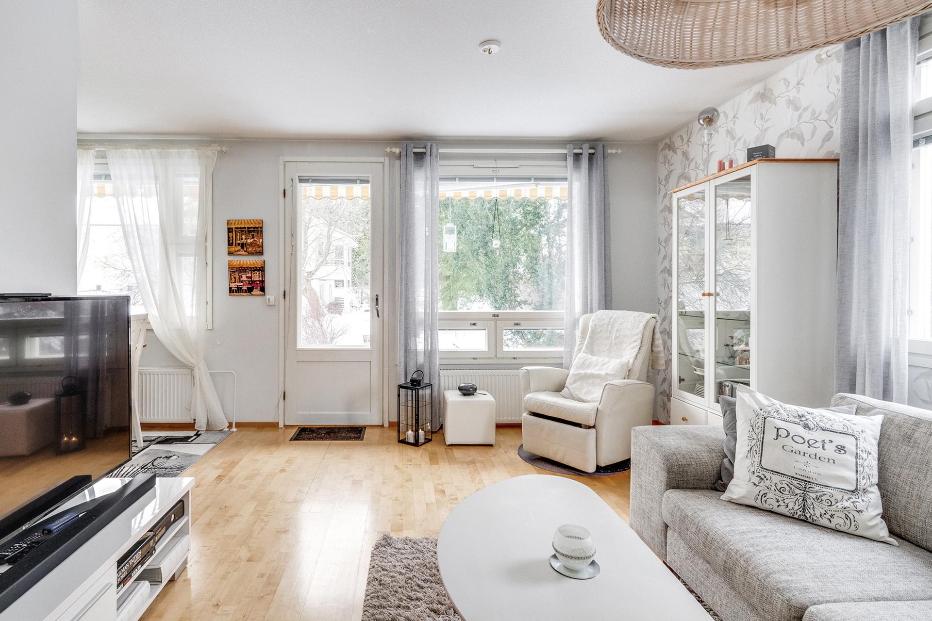 Luonnonvaloa tulvii sisään etelänsuuntaisista ikkunoista