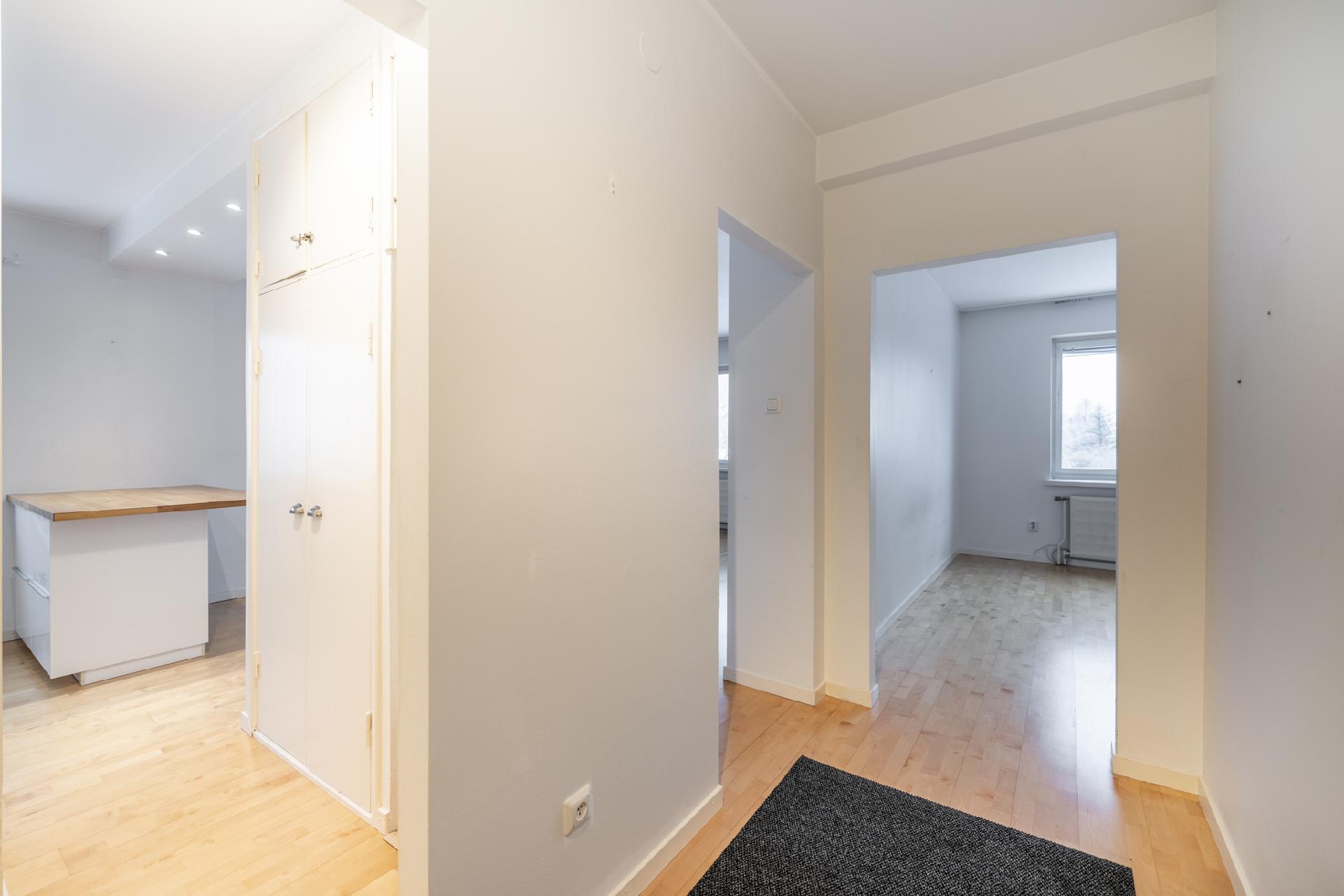 Näkymä eteisestä keittiööm ja makuuhuoneeseen.