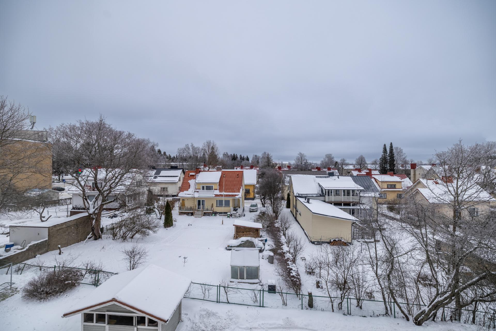 Ikkunasta näkymät pientaloalueelle.