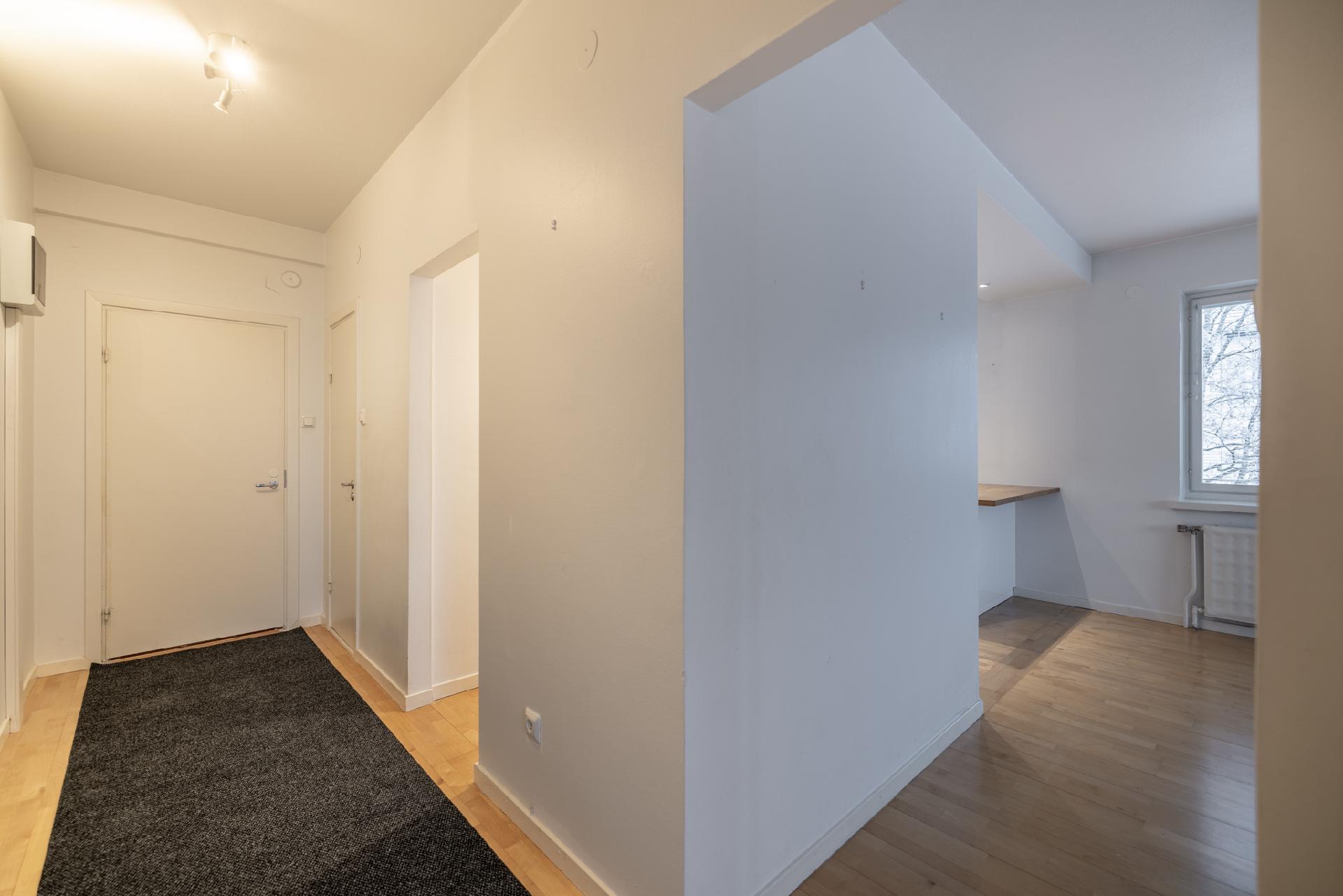 Eteisestä kulku kylpyhuoneeseen ja keittiöön.