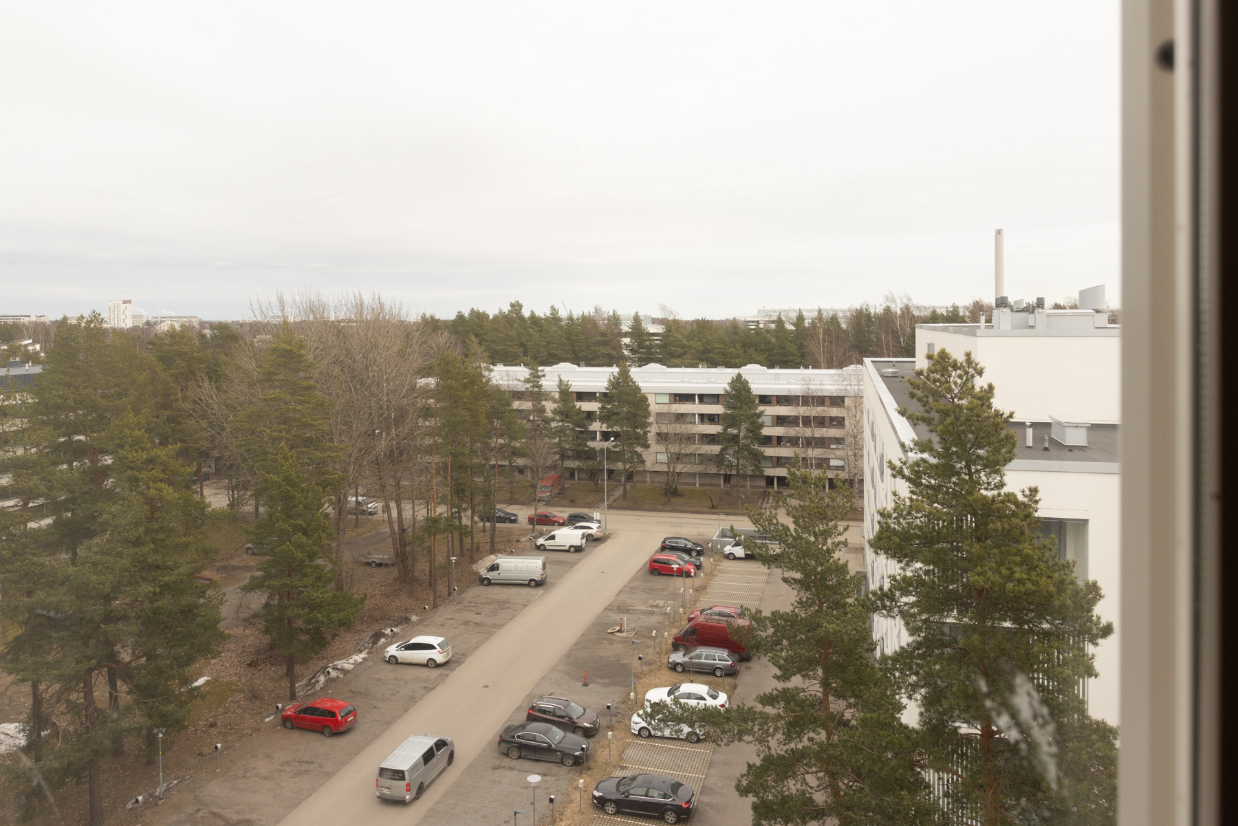 Näkymä makuuhuone no1 ikkunasta - taloyhtiön parkkipaikkoja