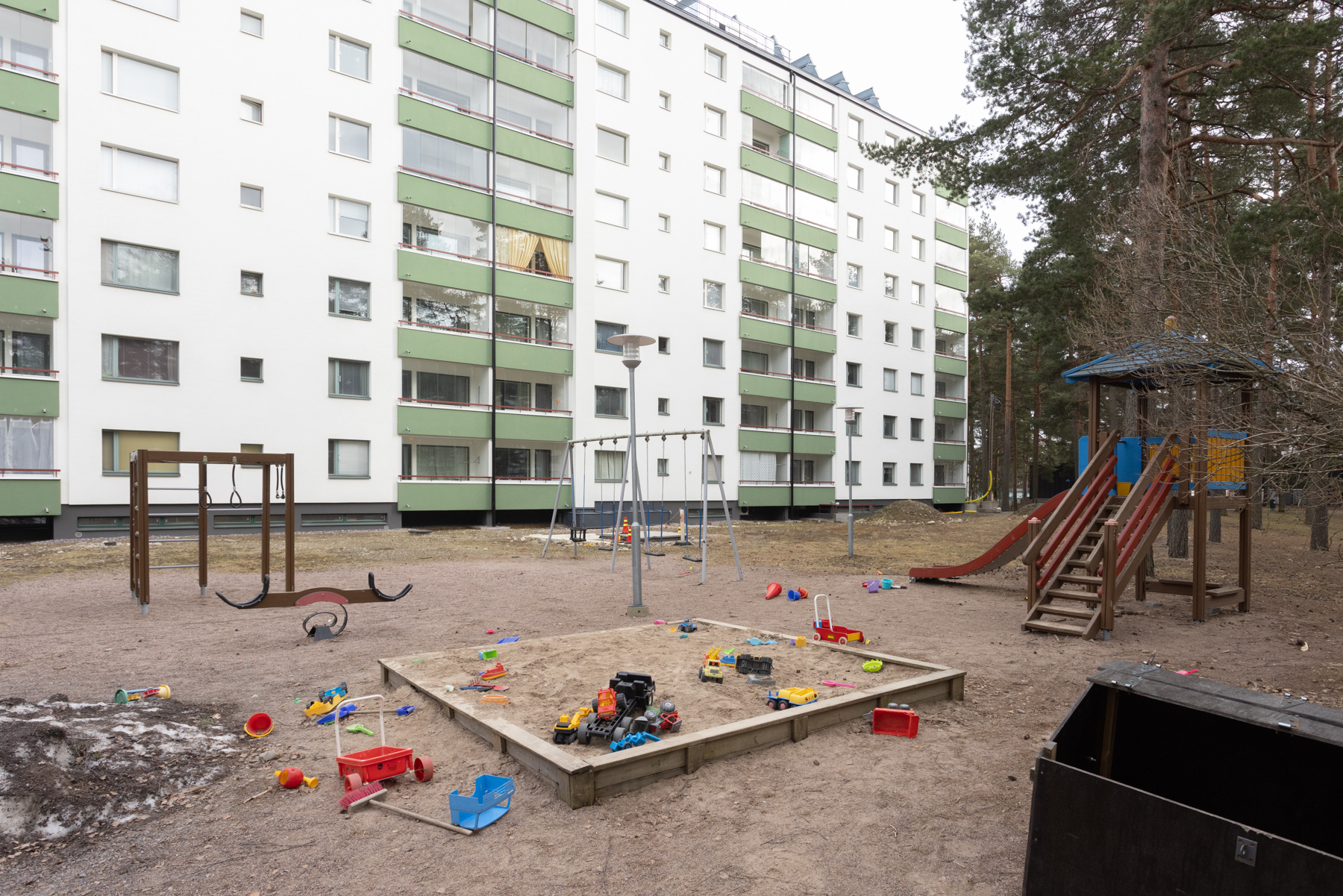 Lasten leikkipaikka Tmt.3 A- ja B-talon välissä