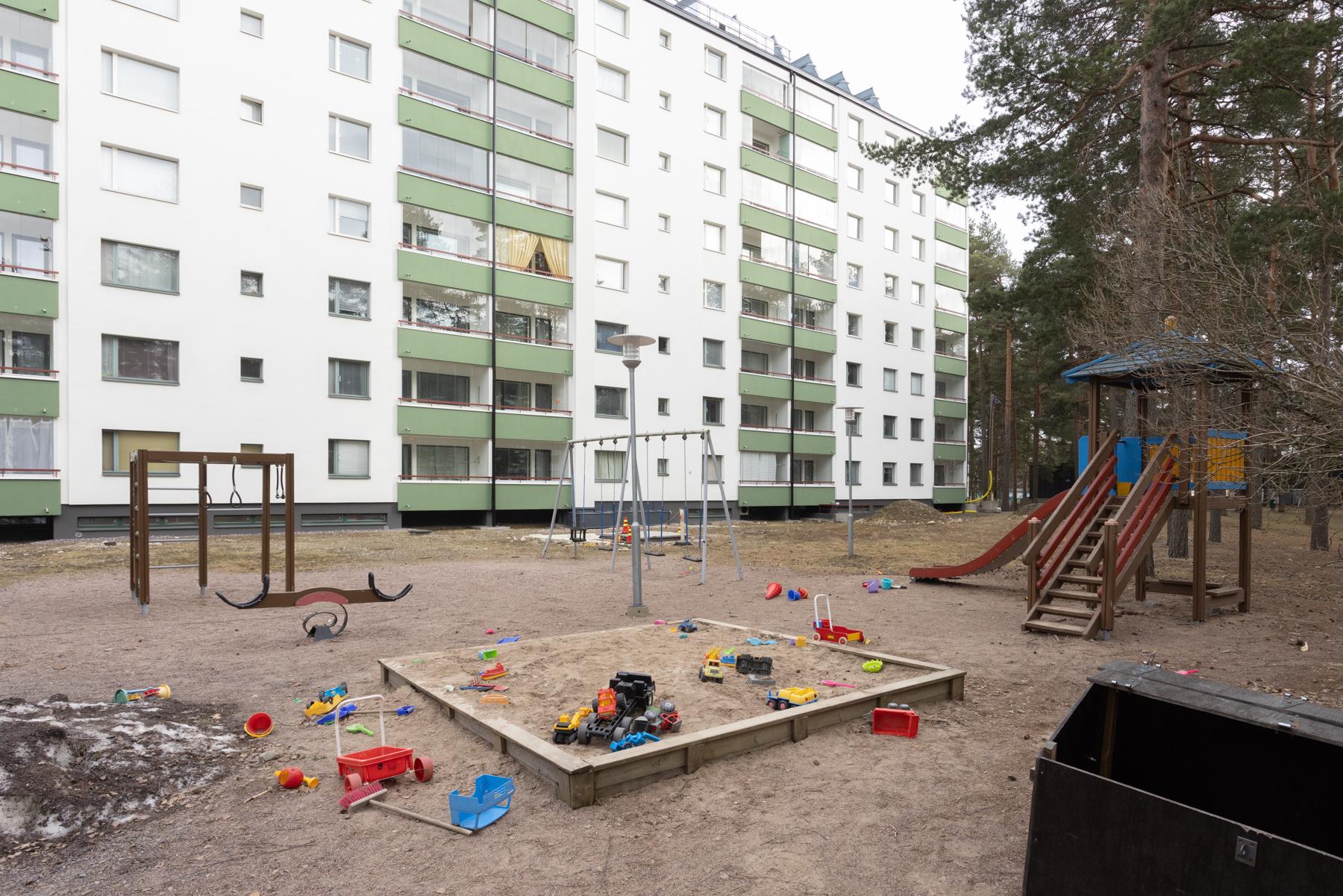 Lasten leikkipaikka Tmt.3 A- ja B-talon välissä