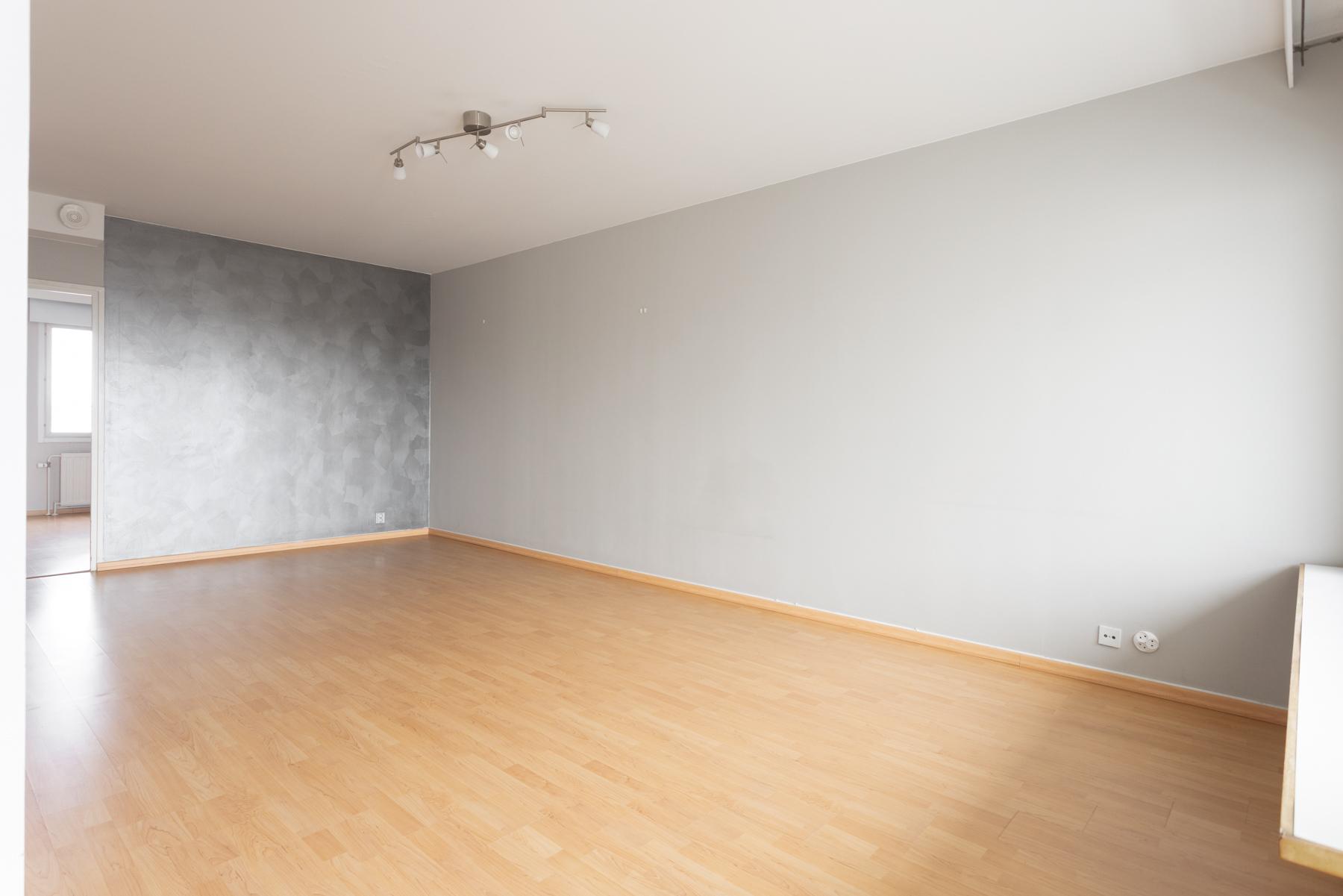 Olohuone keittiöstä kuvattuna