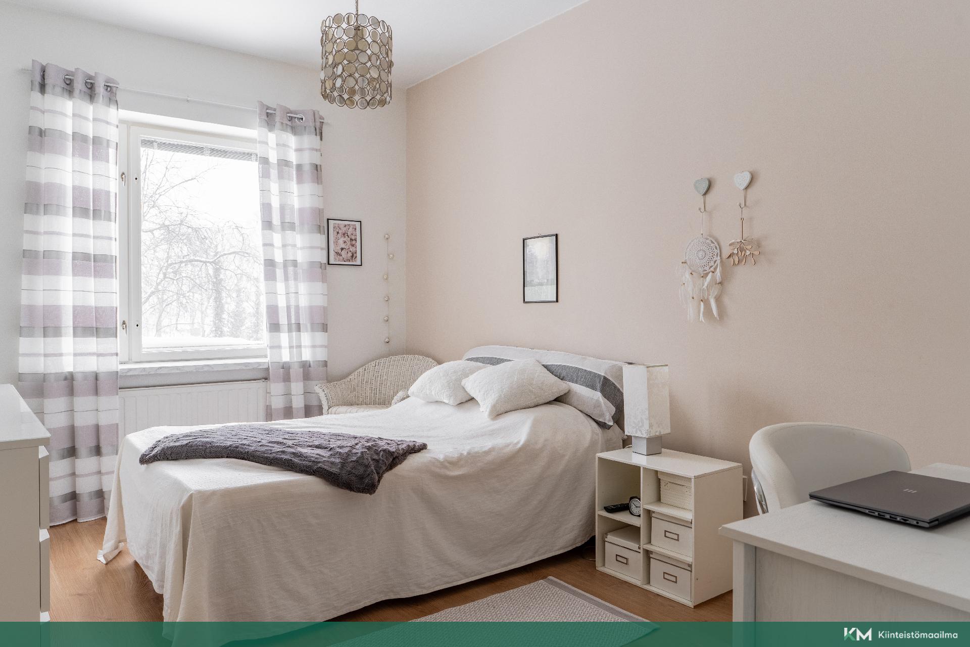 Tilava makuuhuone, jonne mahtuu hyvin myös työpiste