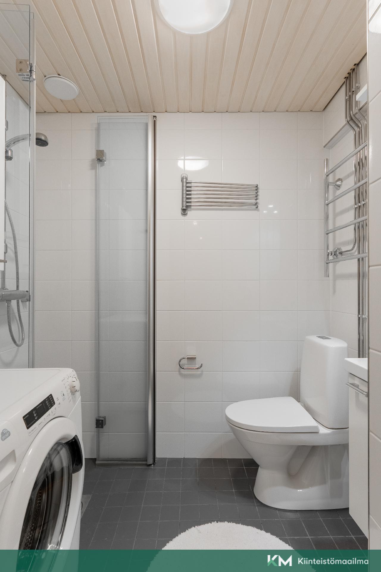 Putkiremontin yhteydessä uusittu kylpyhuone