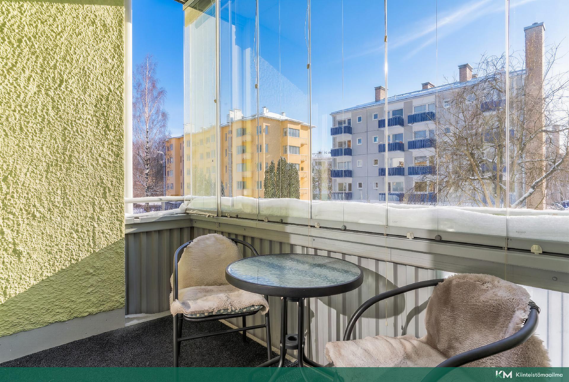 Olohuoneesta käynti lasitetulle parvekkeelle