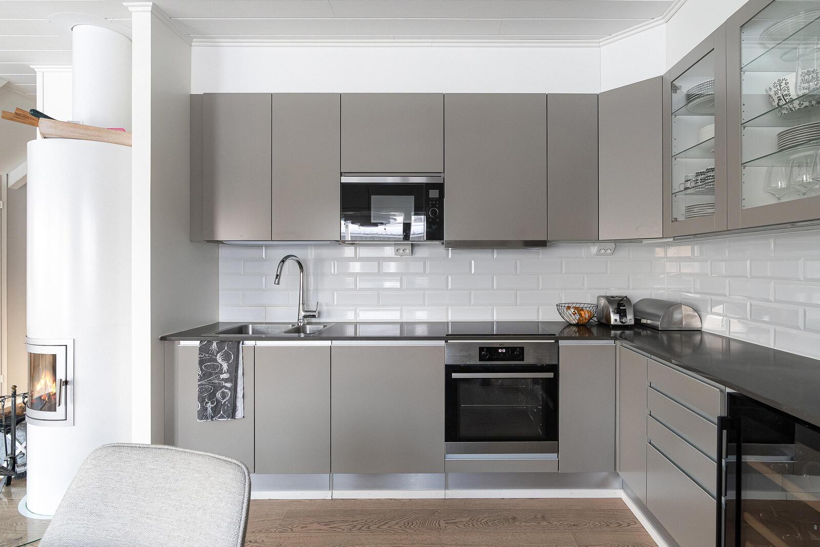 Hyvinvarusteltu keittiö työtasot Ylämaan graniittia