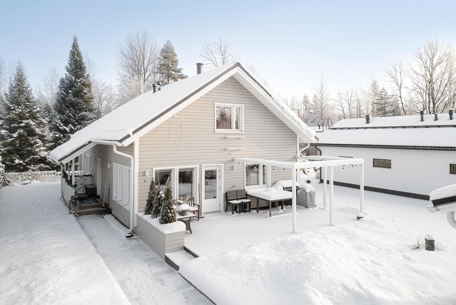 Avoin terassi etupihan puolella