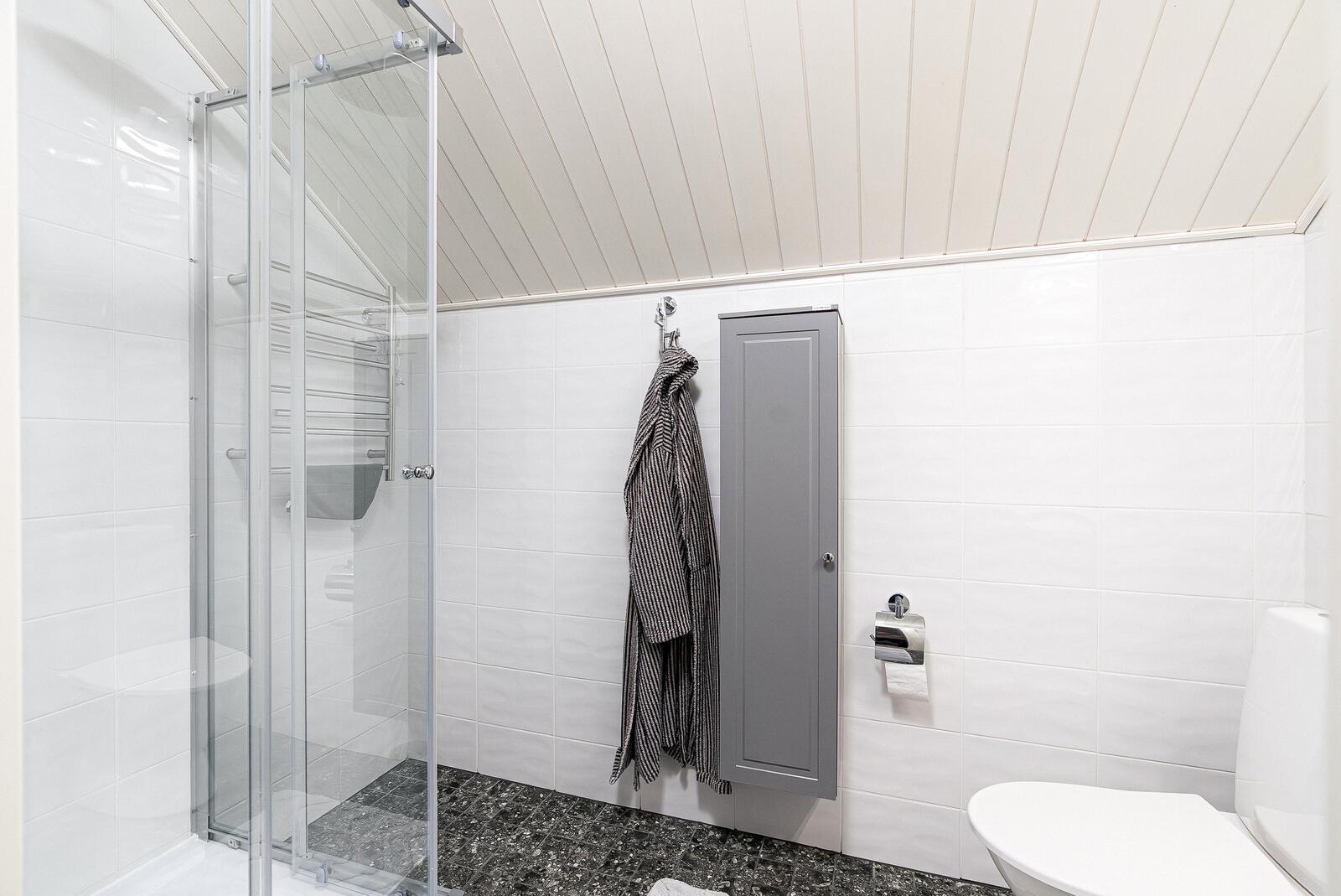 Yläkerran kylpyhuone ja wc