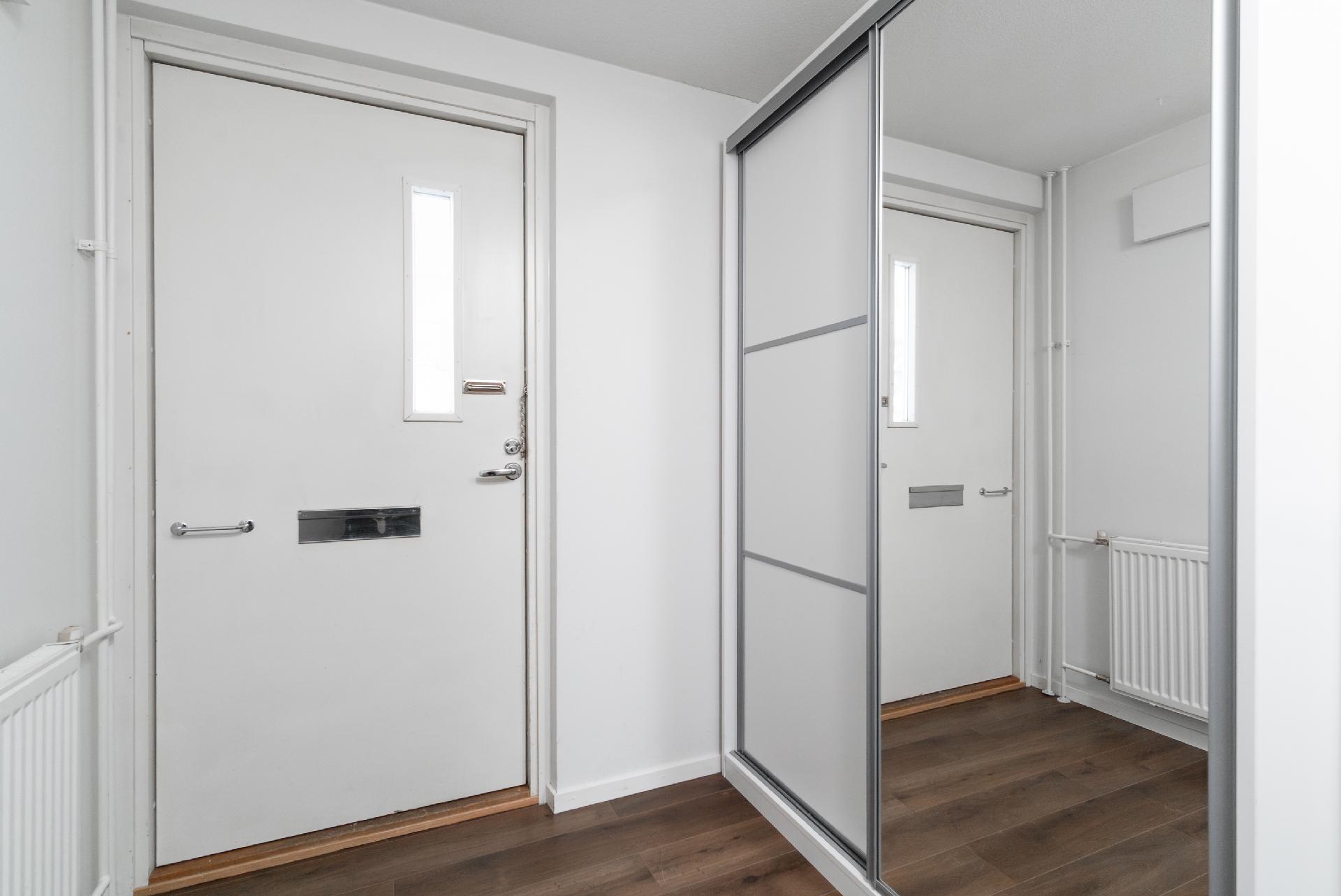 Eteisessä hyvin kaappitilaa