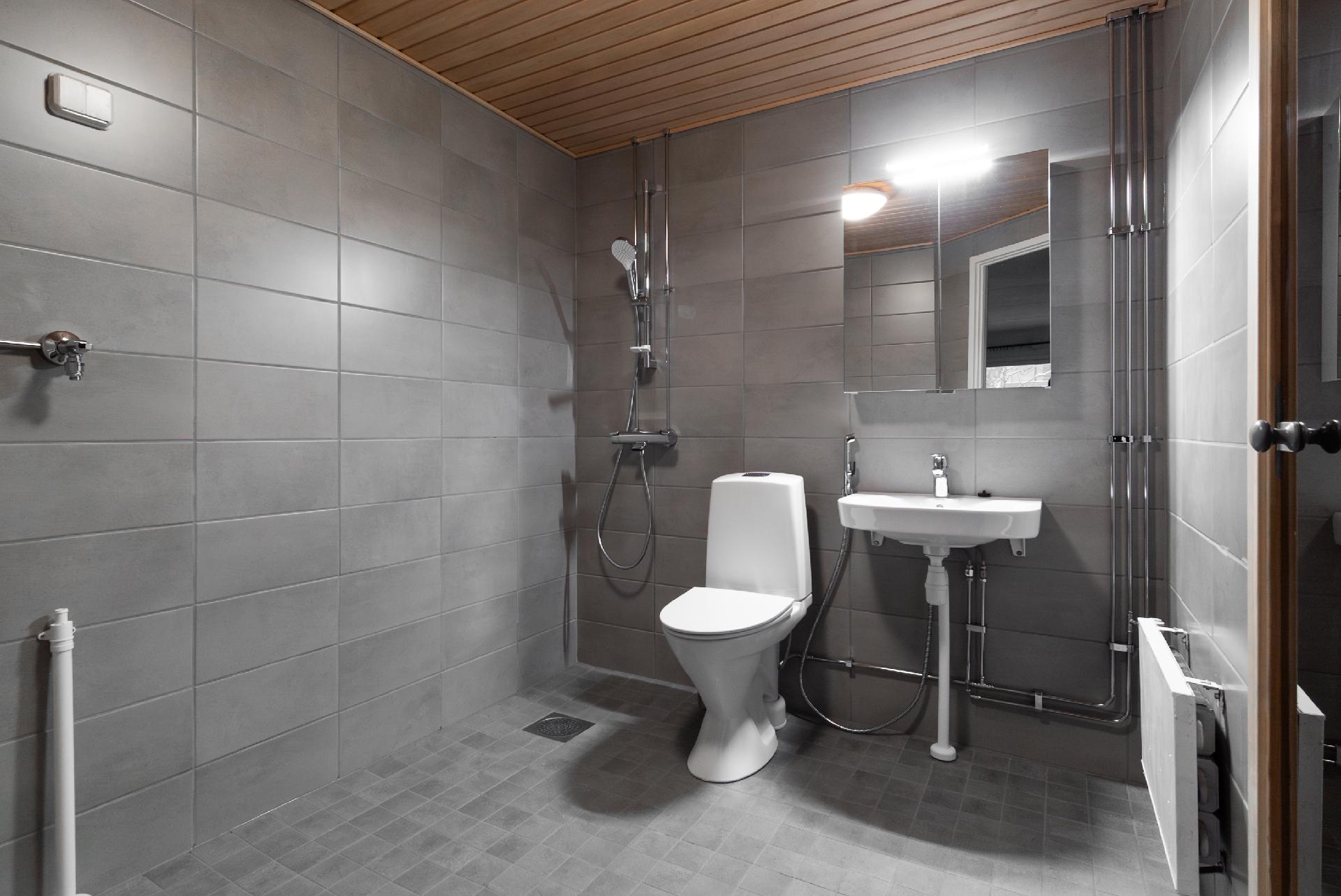 Upea uusittu kylpyhuone