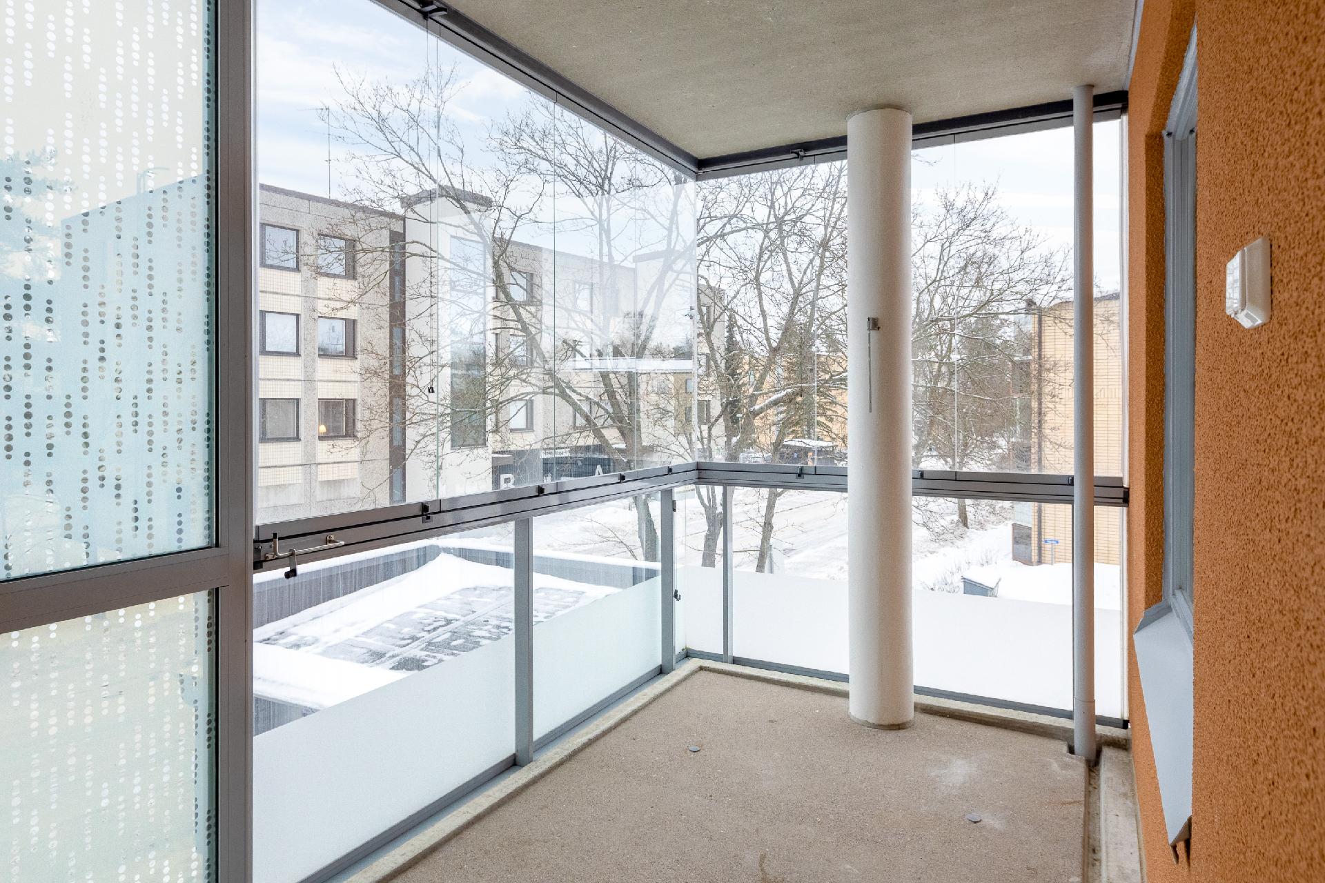 Lasitettu länsiparveke