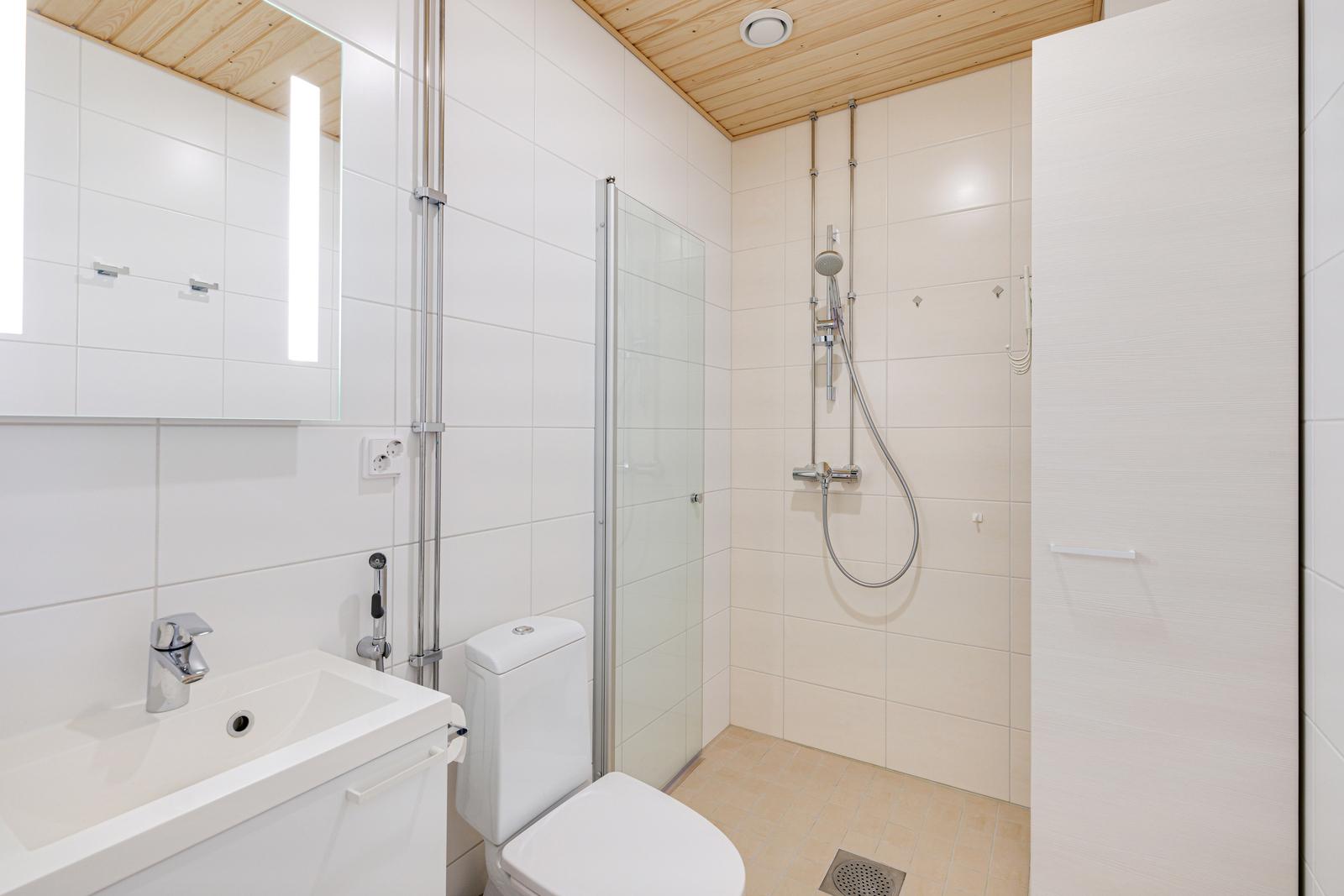 Alakerran kylpyhuone