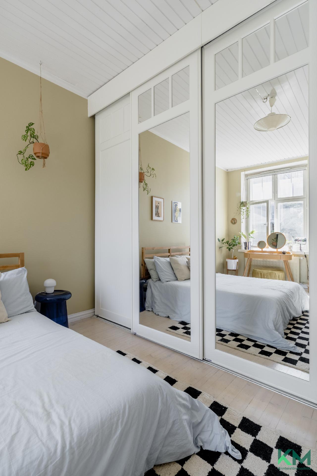 Peiliovien takaa avautuu tilava vaatehuone