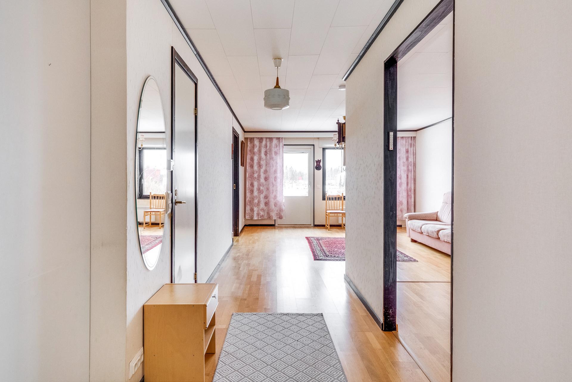 Näkymää eteisestä.