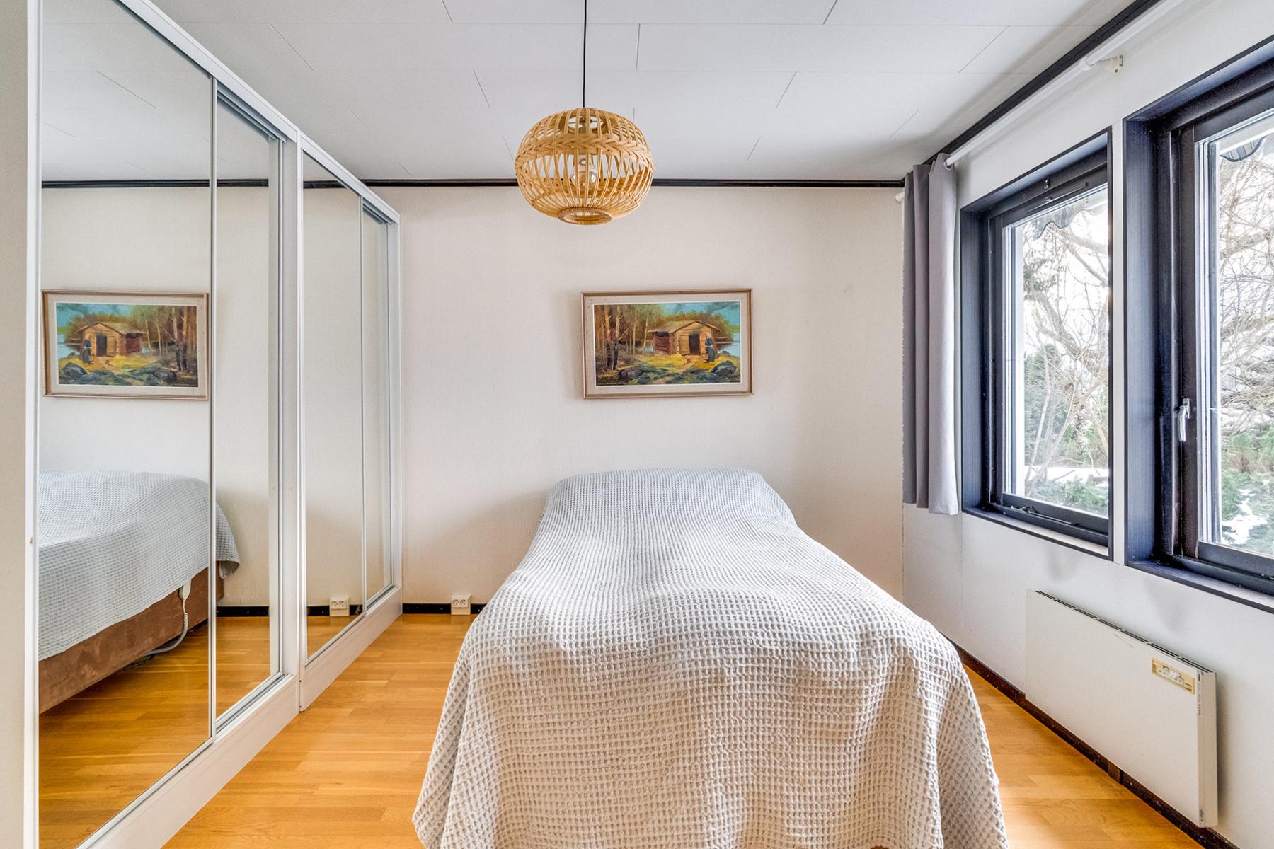 Makuuhuoneen ikkunoista voit ihastella järvinäkymää.