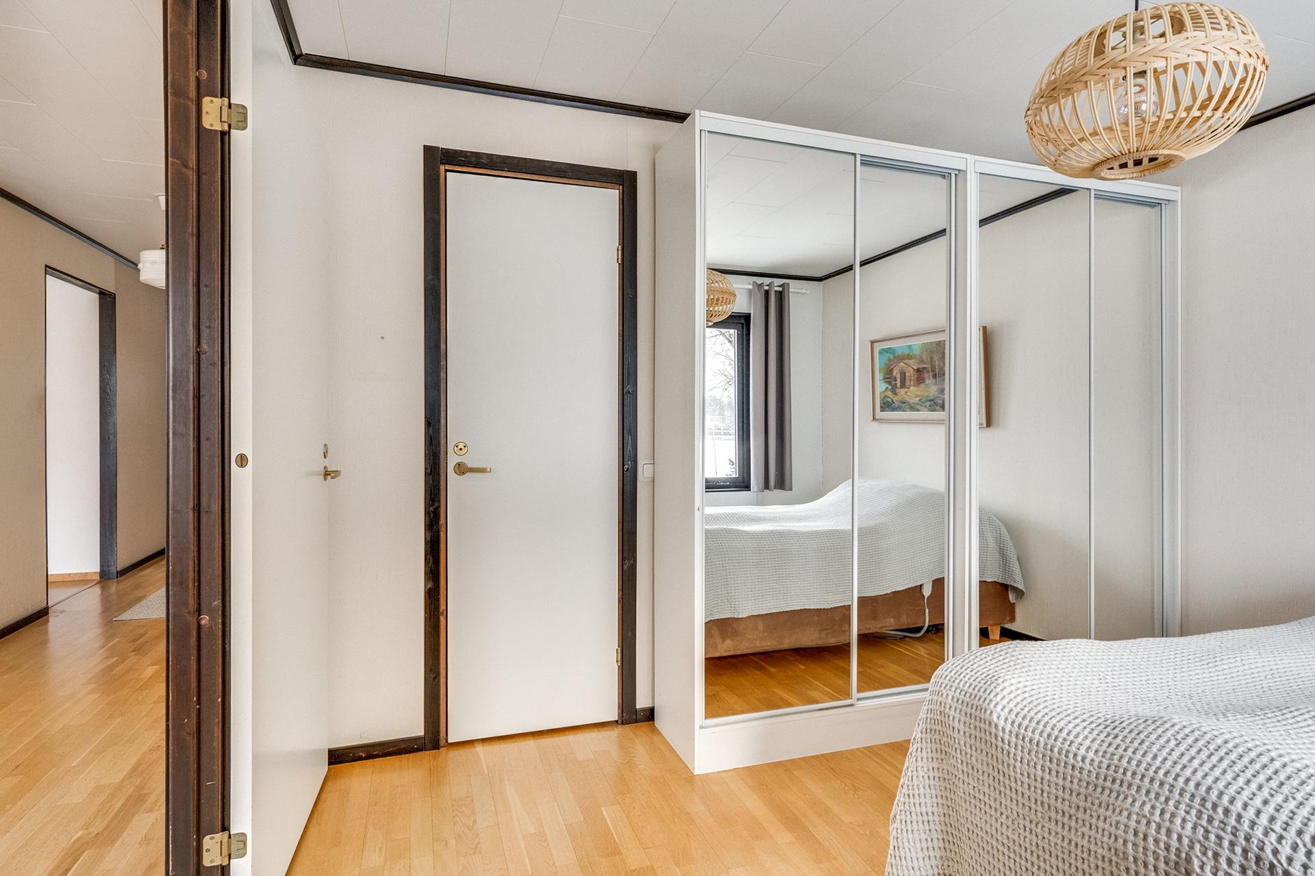 Reilun kokoinen kaapisto ja vaatehuone tuovat säilytystilaa.