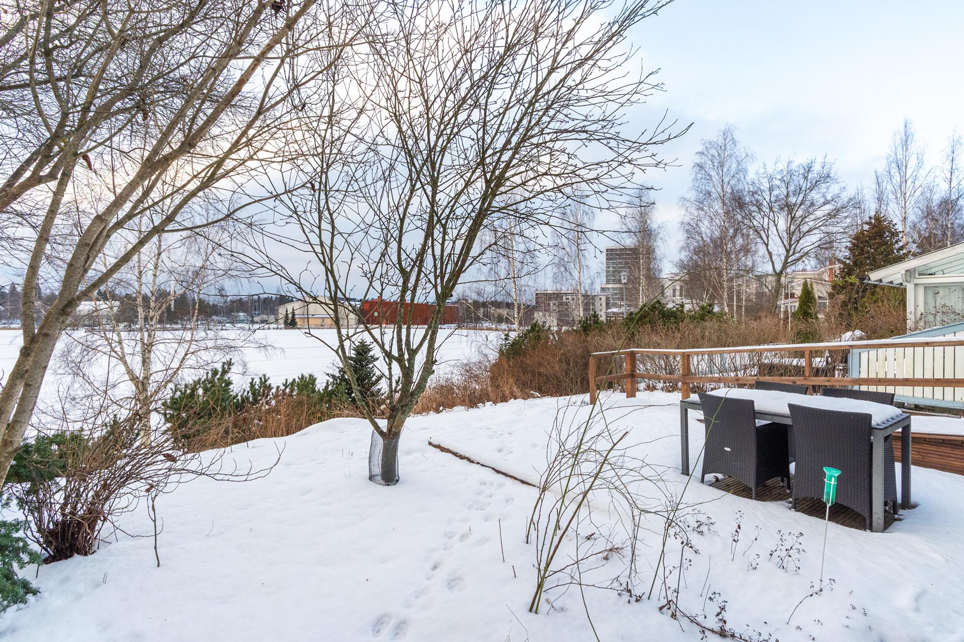 Avarat näkymät Vähäjärvelle.