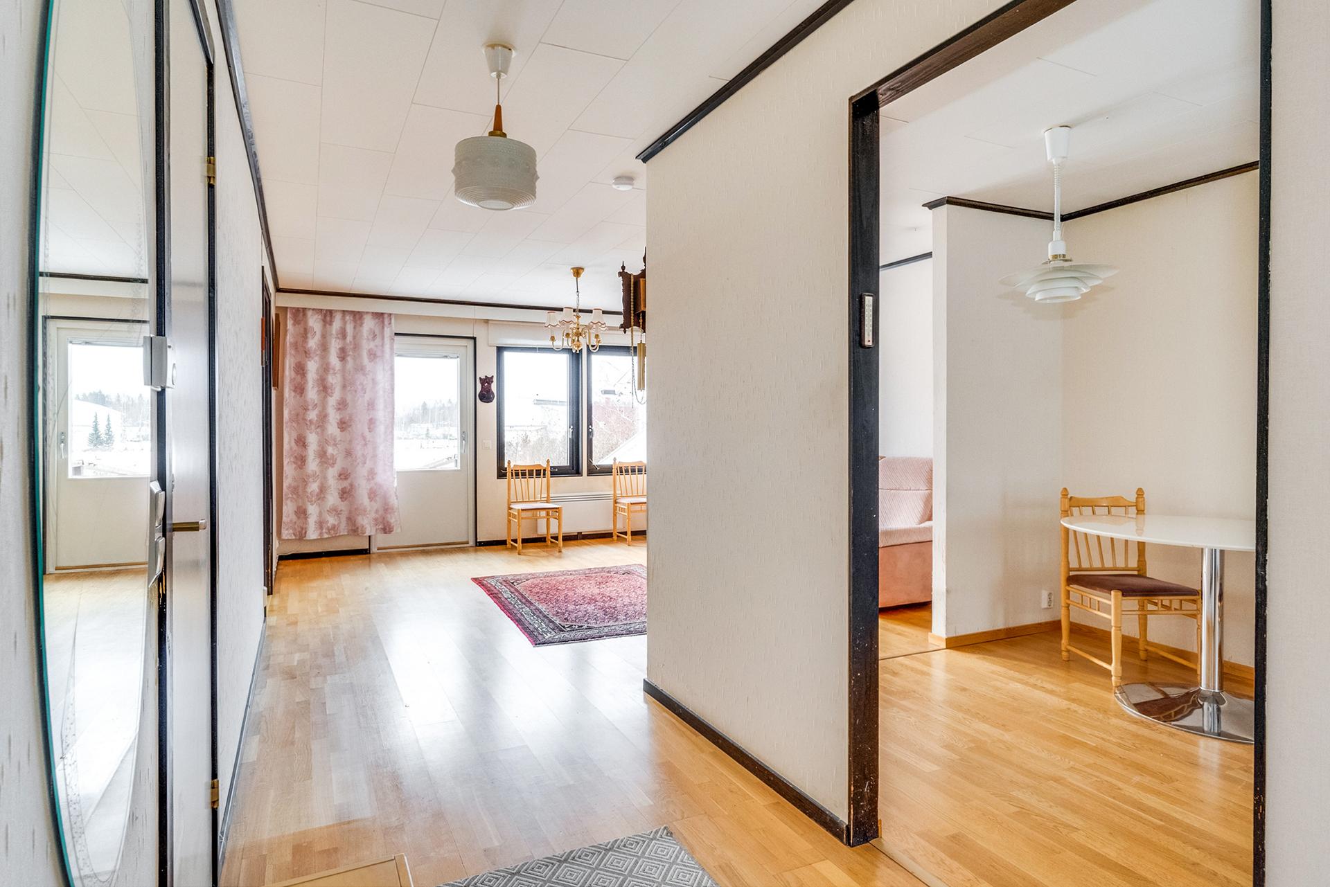 Oikealle aukeaa kulku keittiöön.