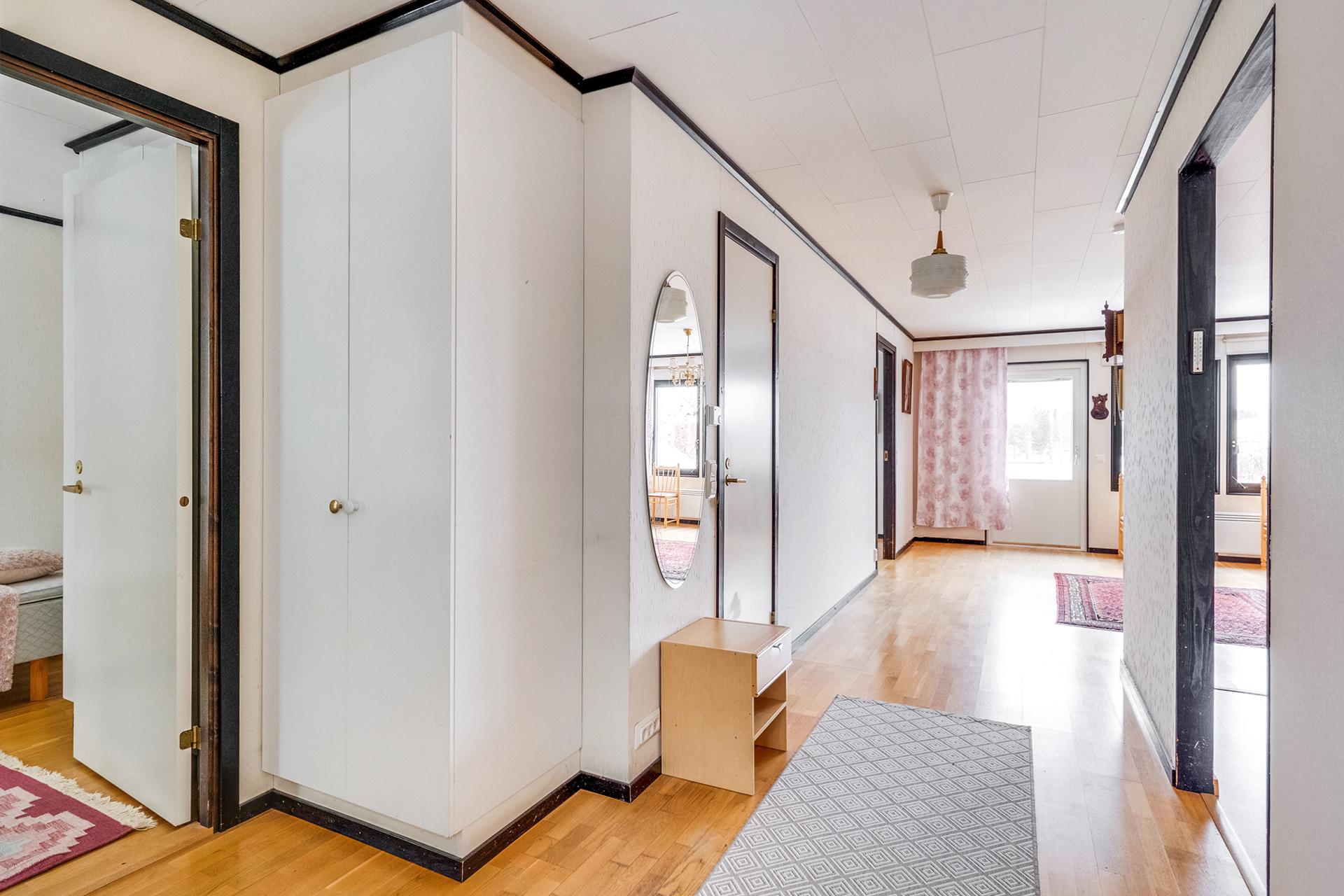 Vasemmalle jää pienempi makuuhuone.