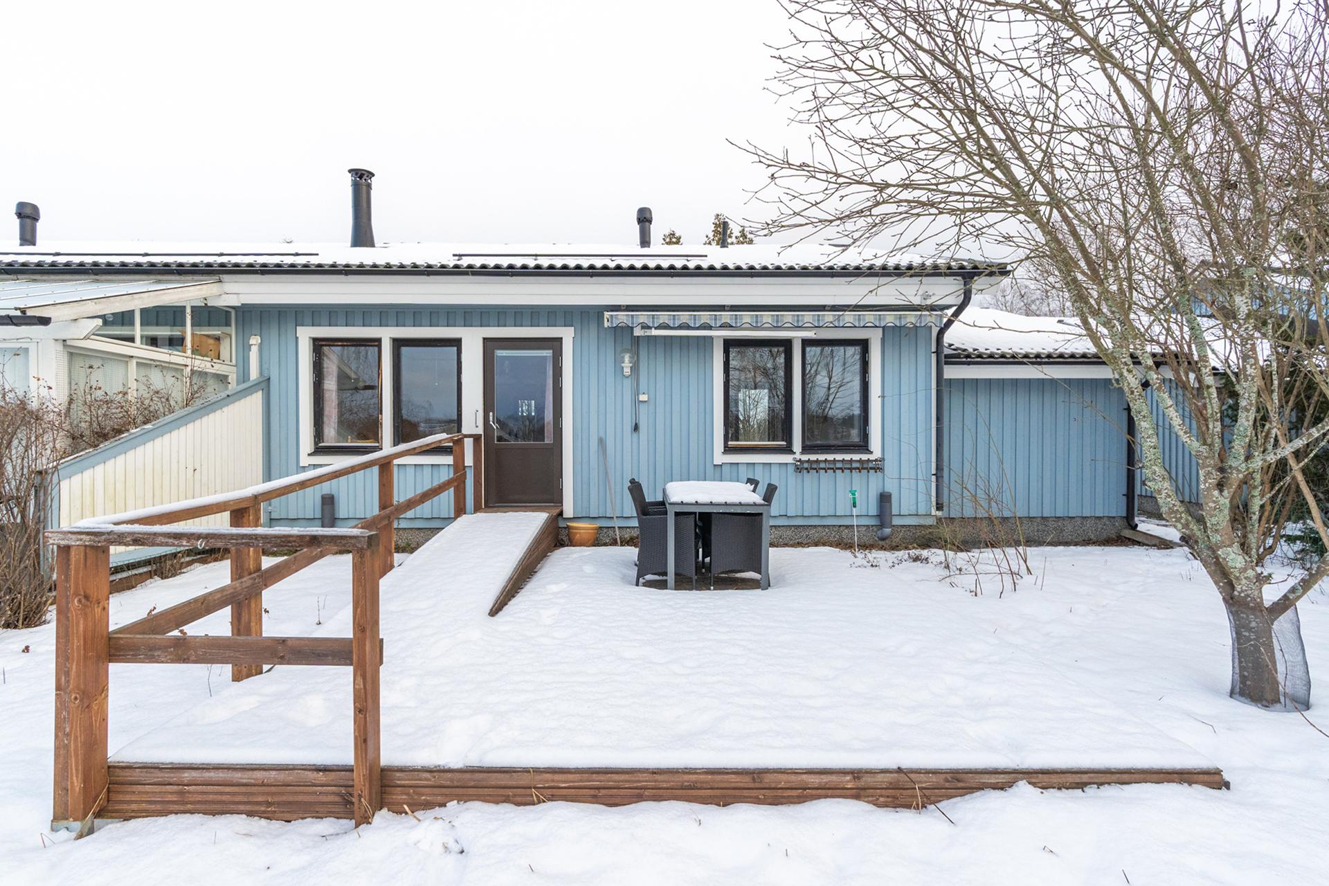 Julkisivua takapihalta päin.