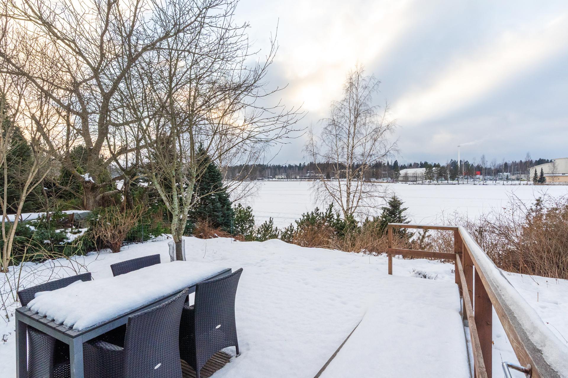 Oma piha ja terassi.