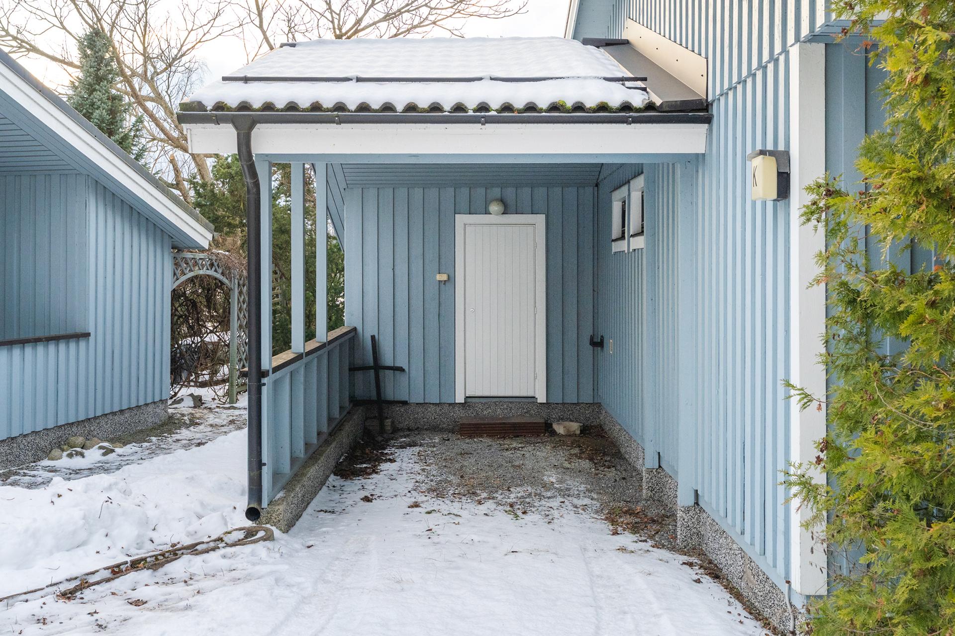 Autokatos ja ulkovarasto ovat sisäänkäynnin vieressä.