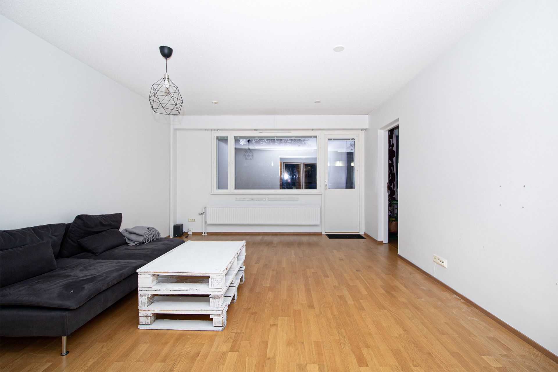 Olohuone, josta käynti parvekkeelle sekä pienimpään makuuhuoneeseen.