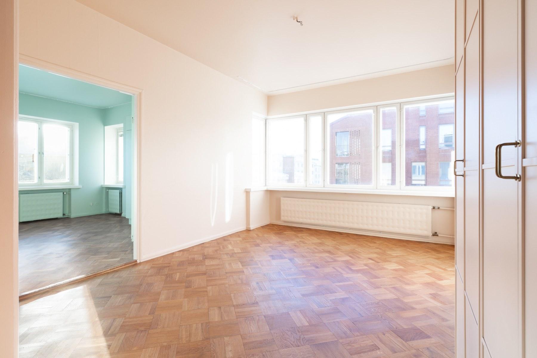 Avara olohuone kylpee valossa