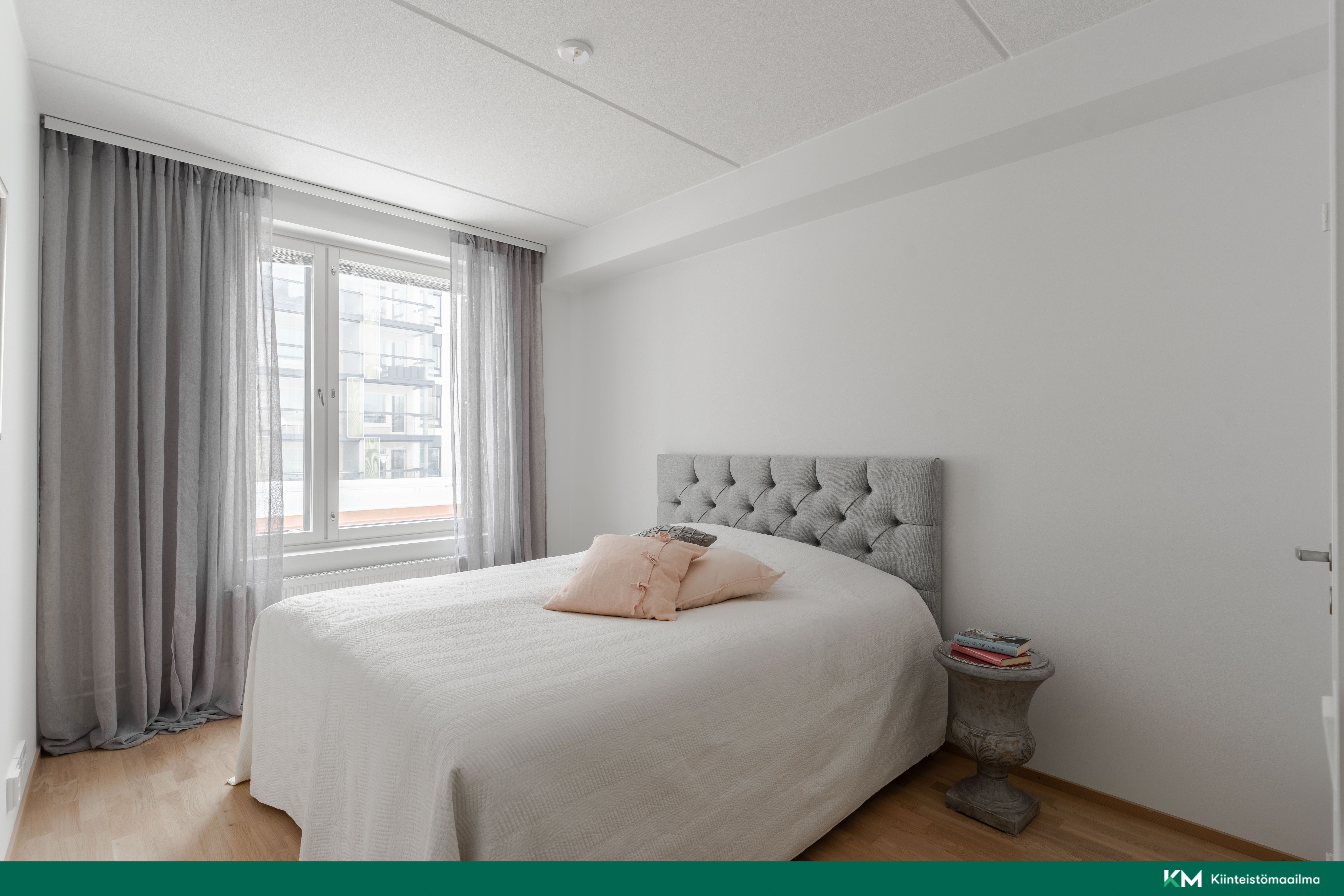 Suurempi makuuhuone, jossa on vaatehuone