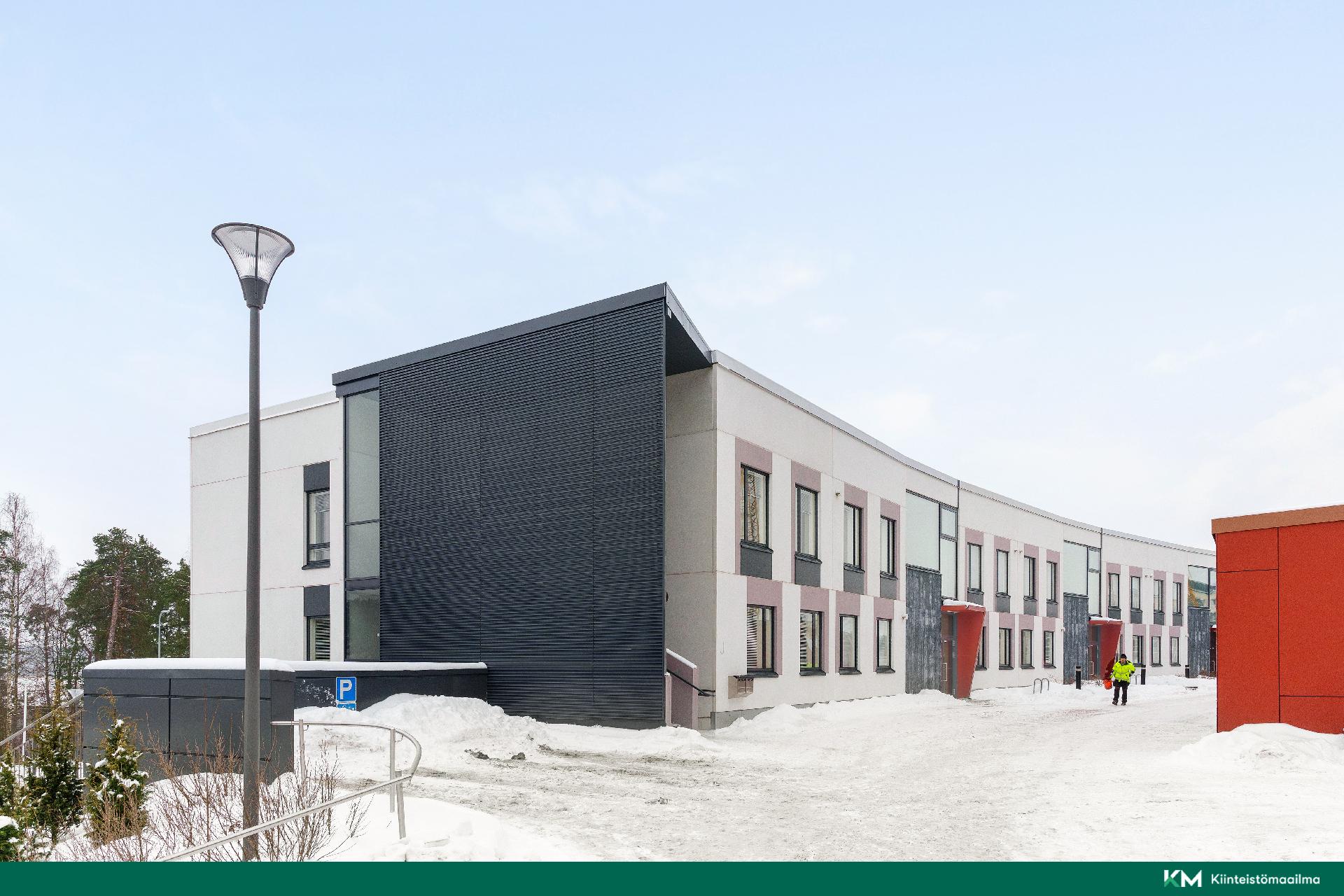 Julkisivu sisäänkäynnin puolelta