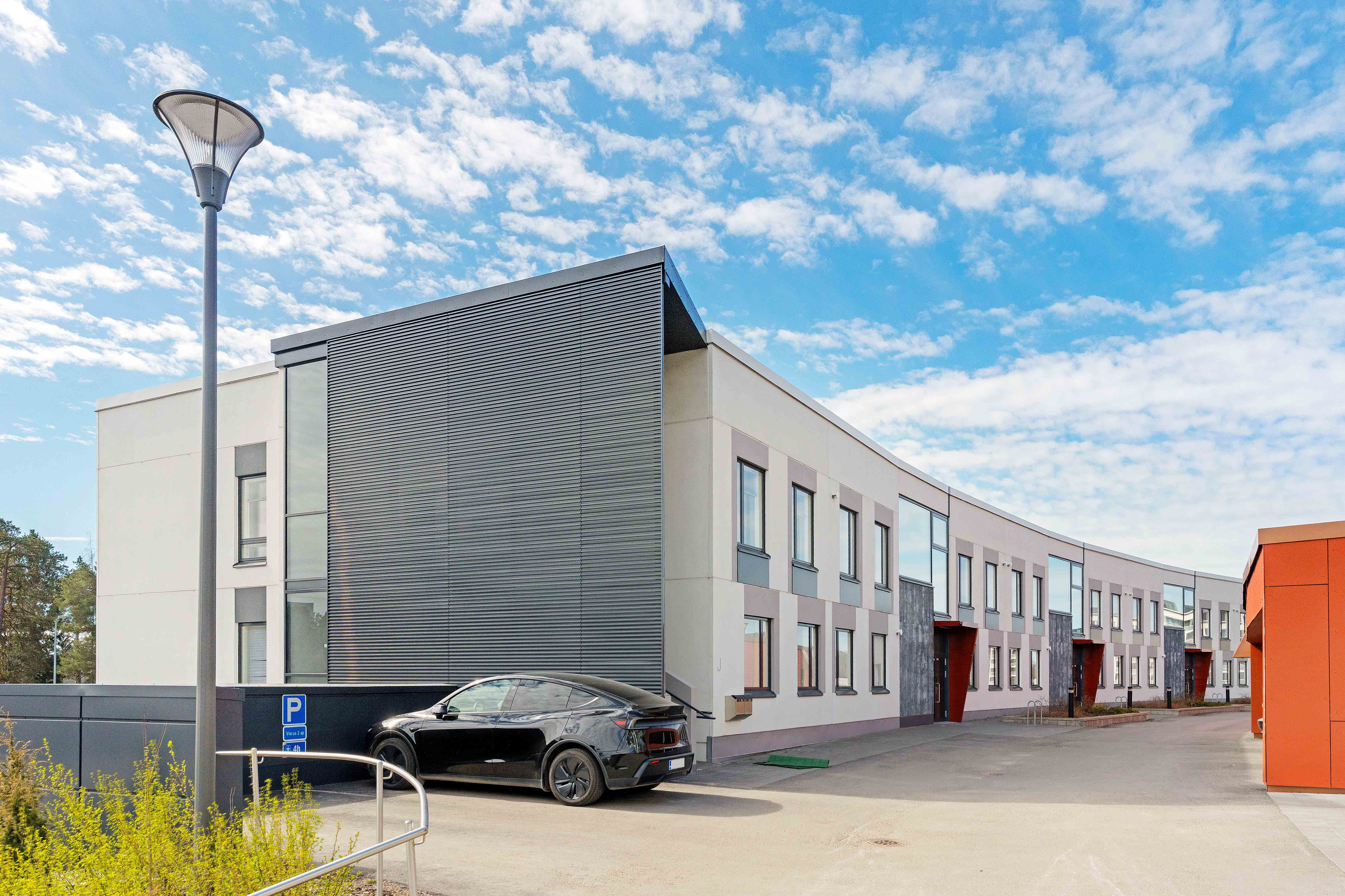 Julkisivu sisäänkäynnin puolelta