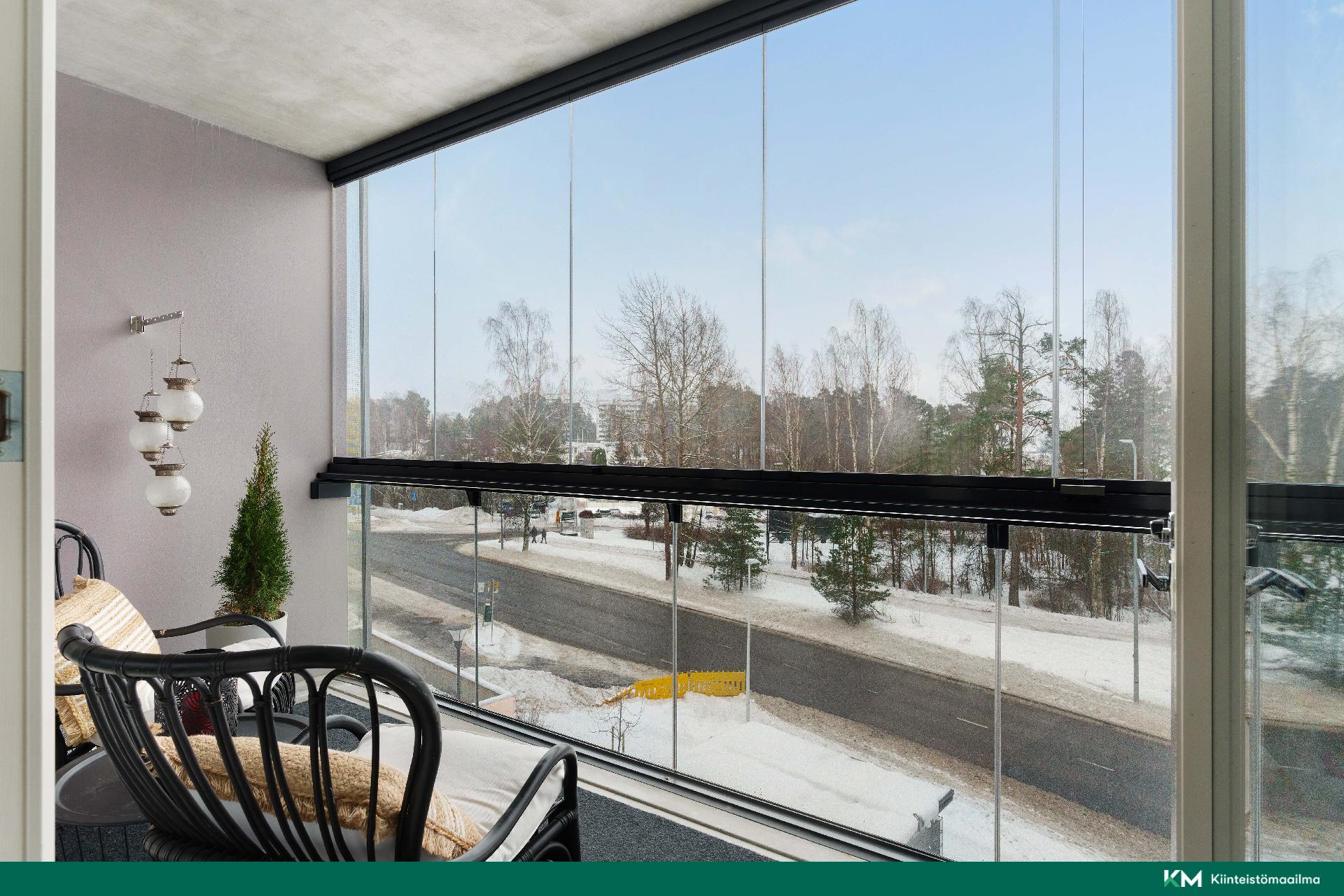 Koko asunnon levyinen lasitettu parveke