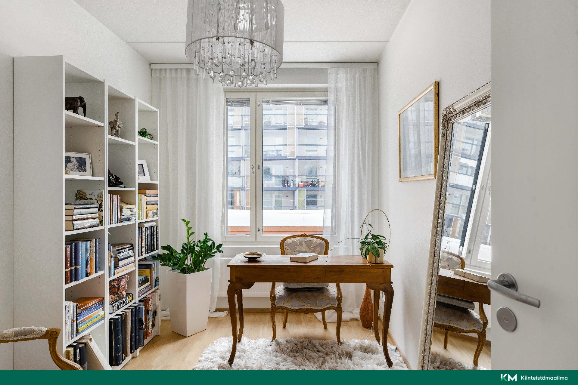 Pienempi makuuhuone nyt työhuoneena