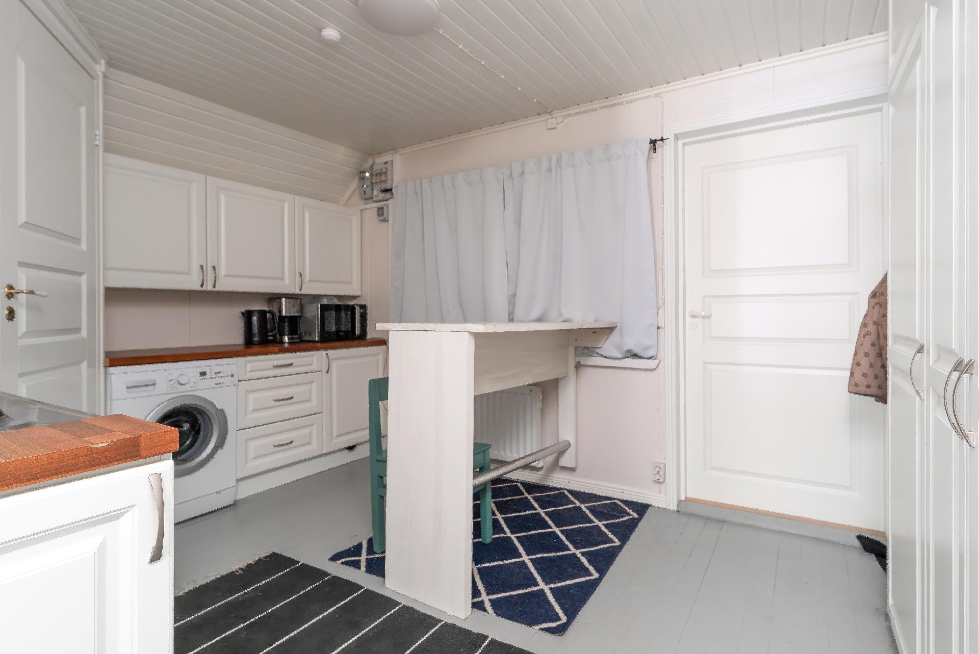 C huoneiston keittiö