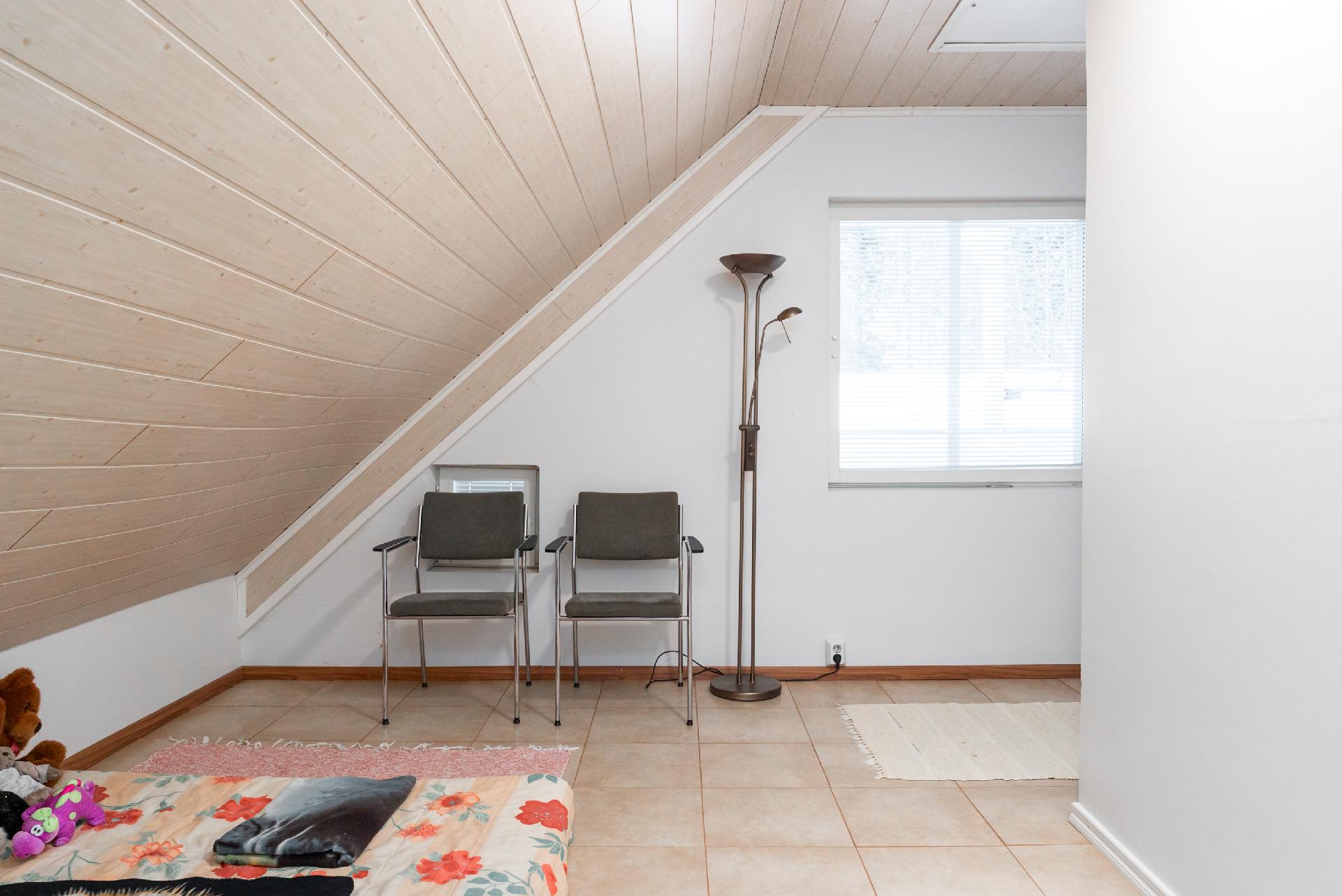 B huoneiston yläkerran huone