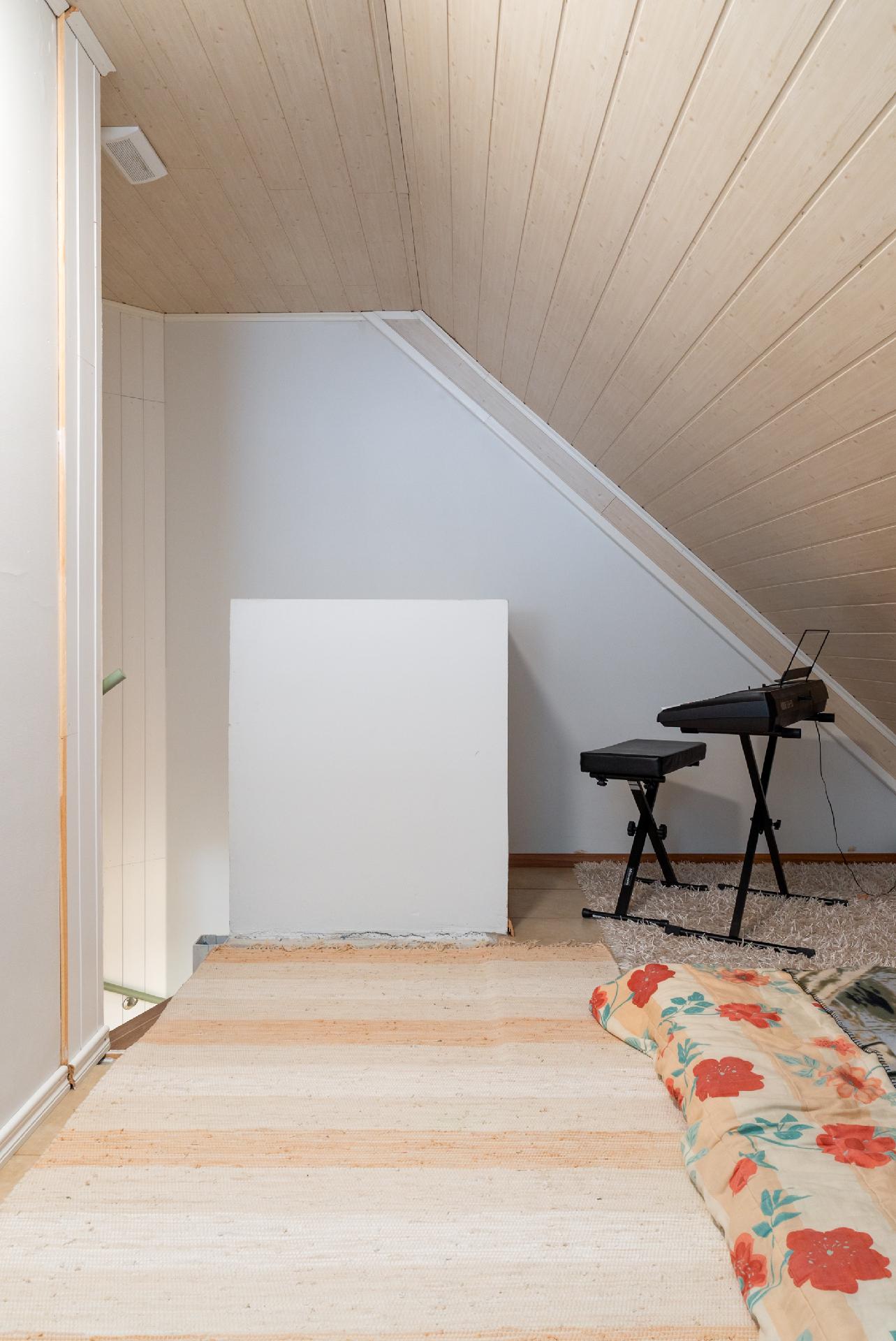 B huoneiston yläkerran huone