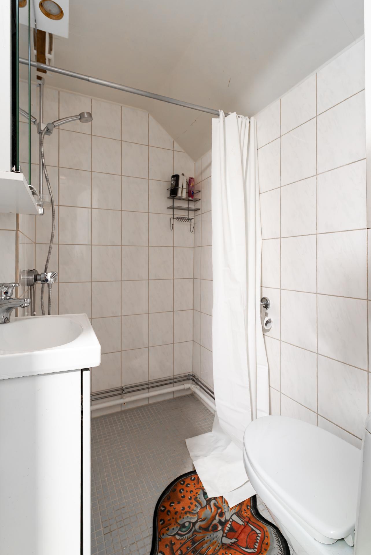 C huoneiston kylpyhuone