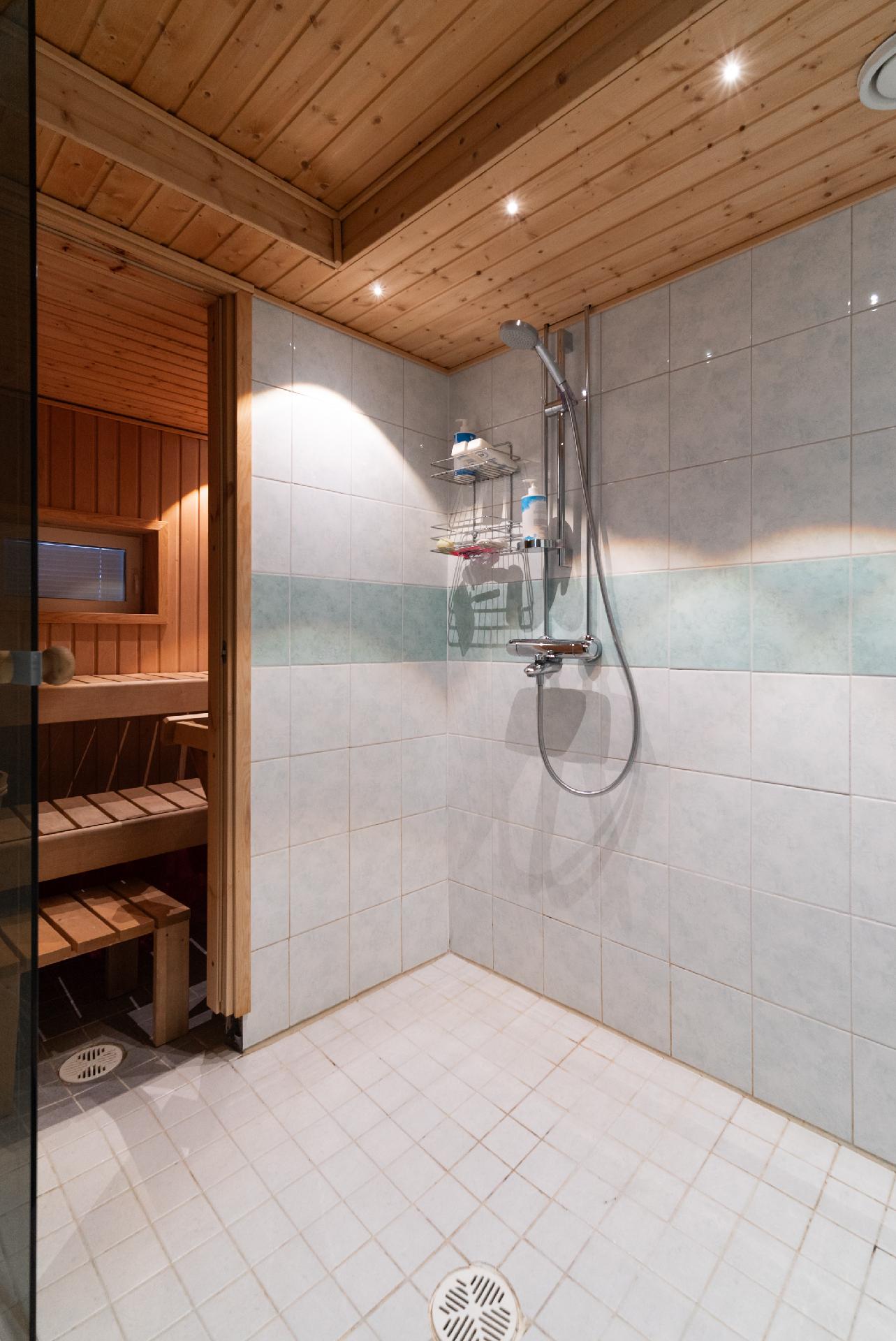 B huoneiston alakerran kylpyhuone