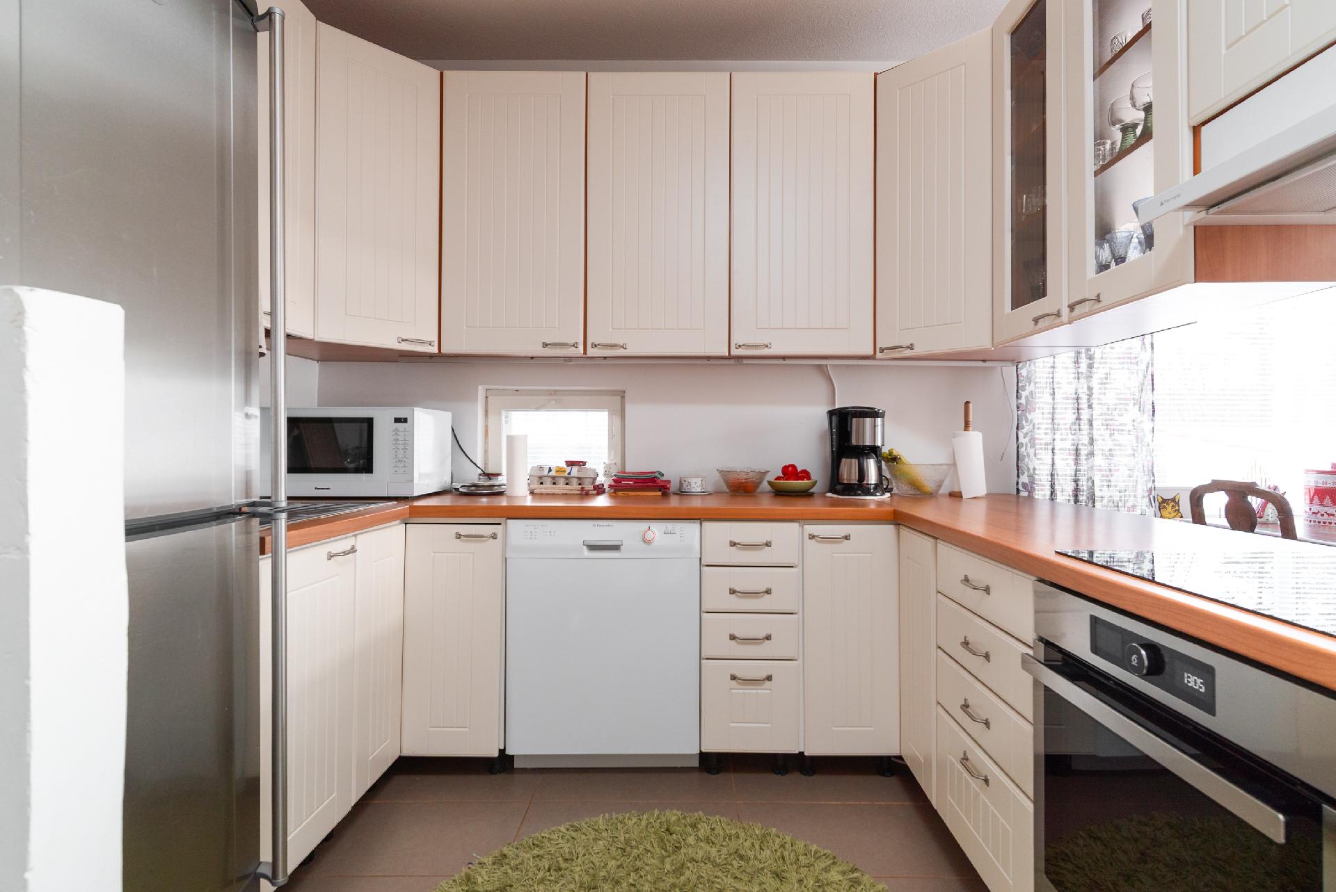 B huoneiston keittiö