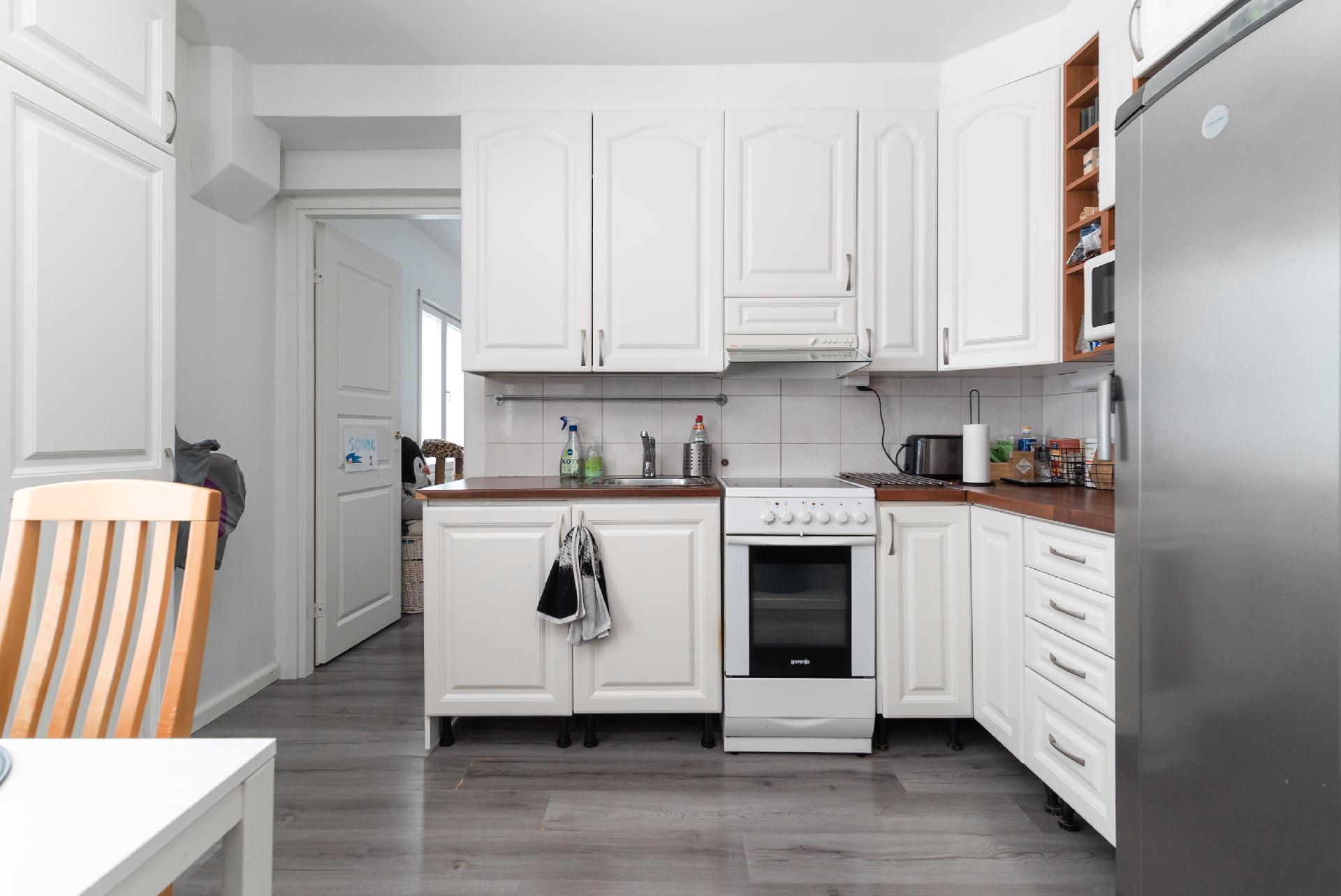 A huoneiston keittiö