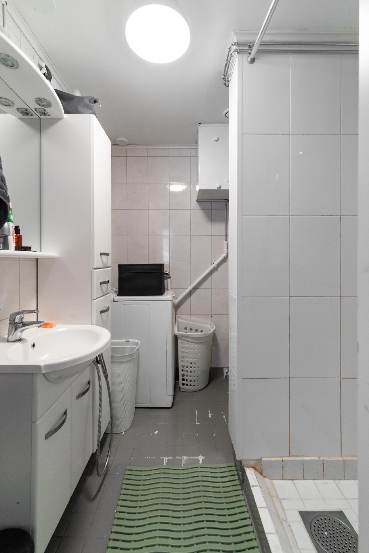 A huoneiston kylpyhuone