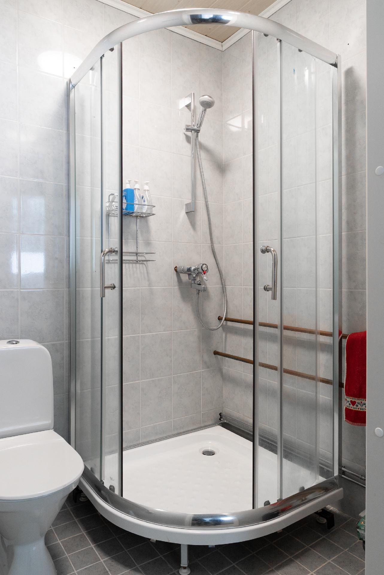 B huoneiston kylpyhuone