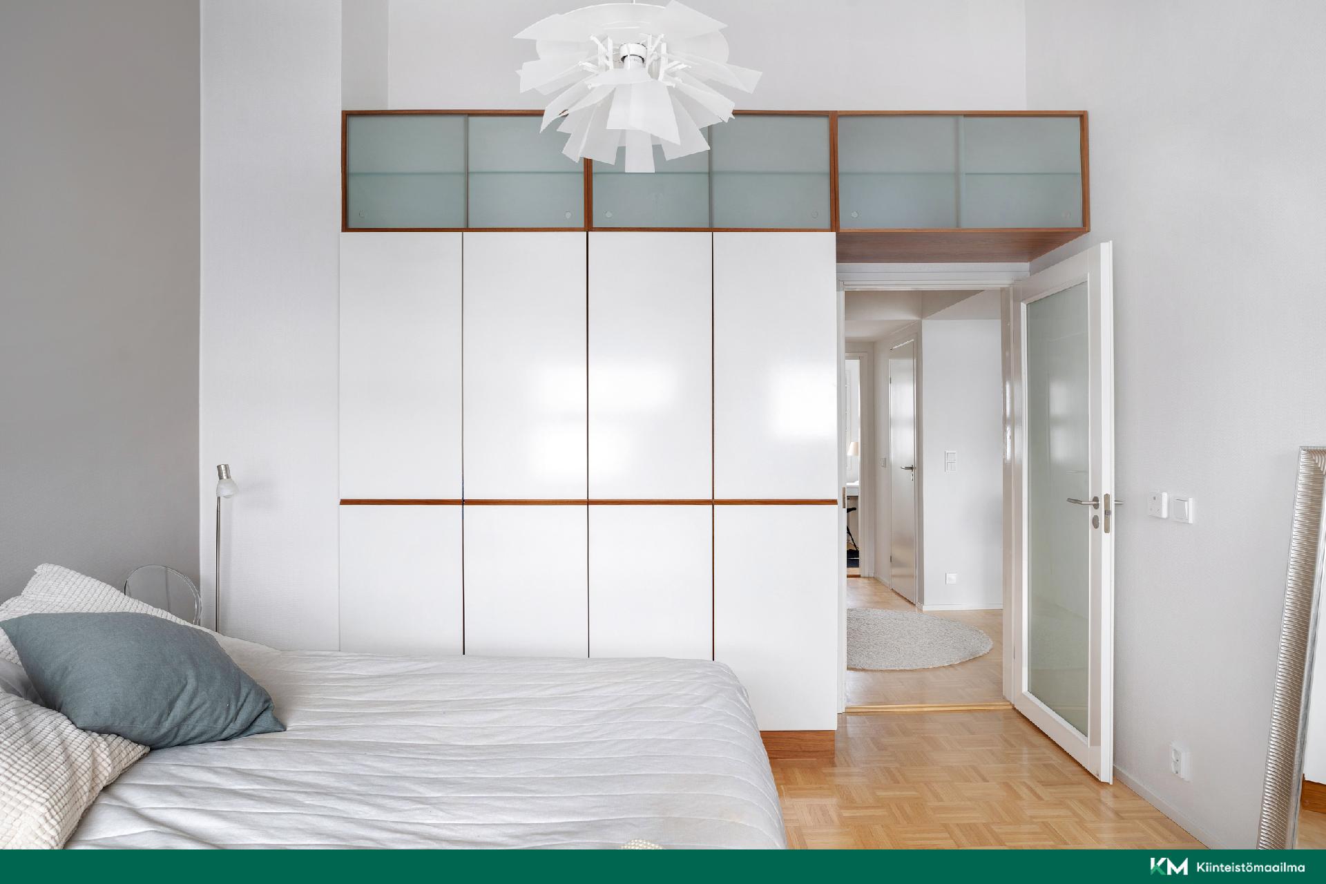 MH 4/4. Yläkerran aulassa on vaatehuone ja "salainen parvi"