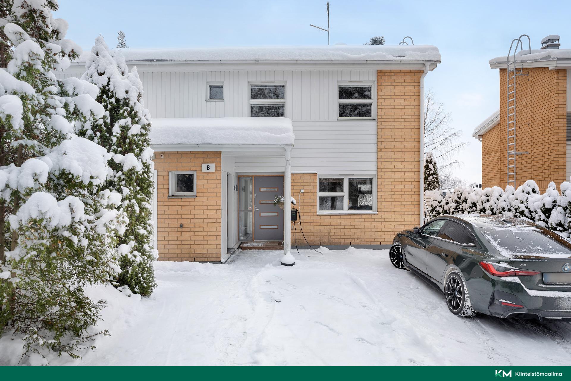 Asunnon eteen mahtuu 2 autoa, lisäksi asunolle on autokatospaikka