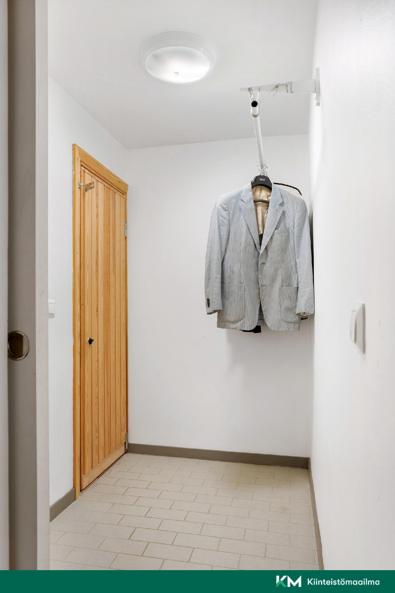 Vaatehuolto piste, josta käynti kellarivarastoon