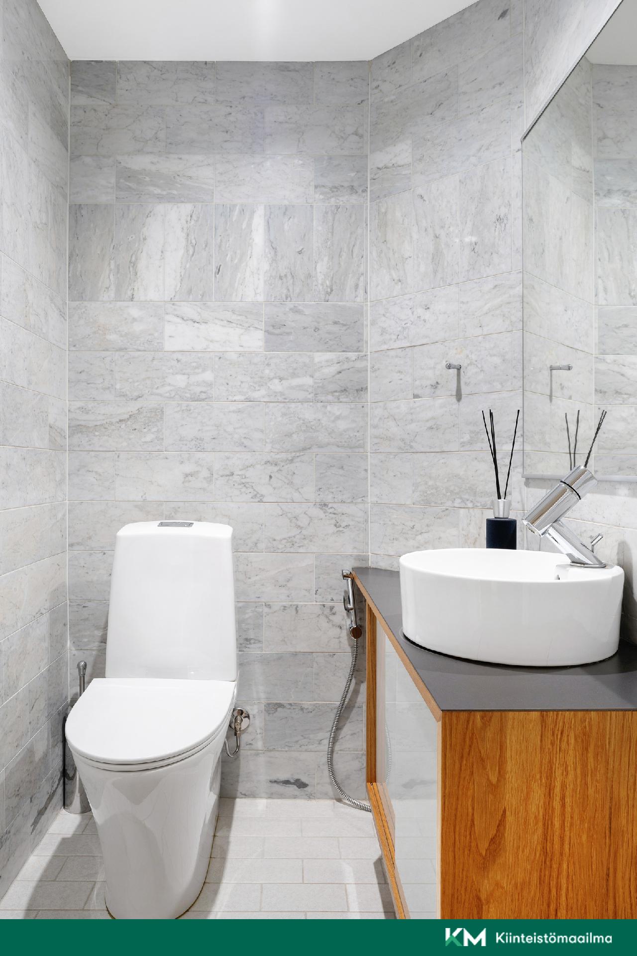 Alakerran erillinen wc tila